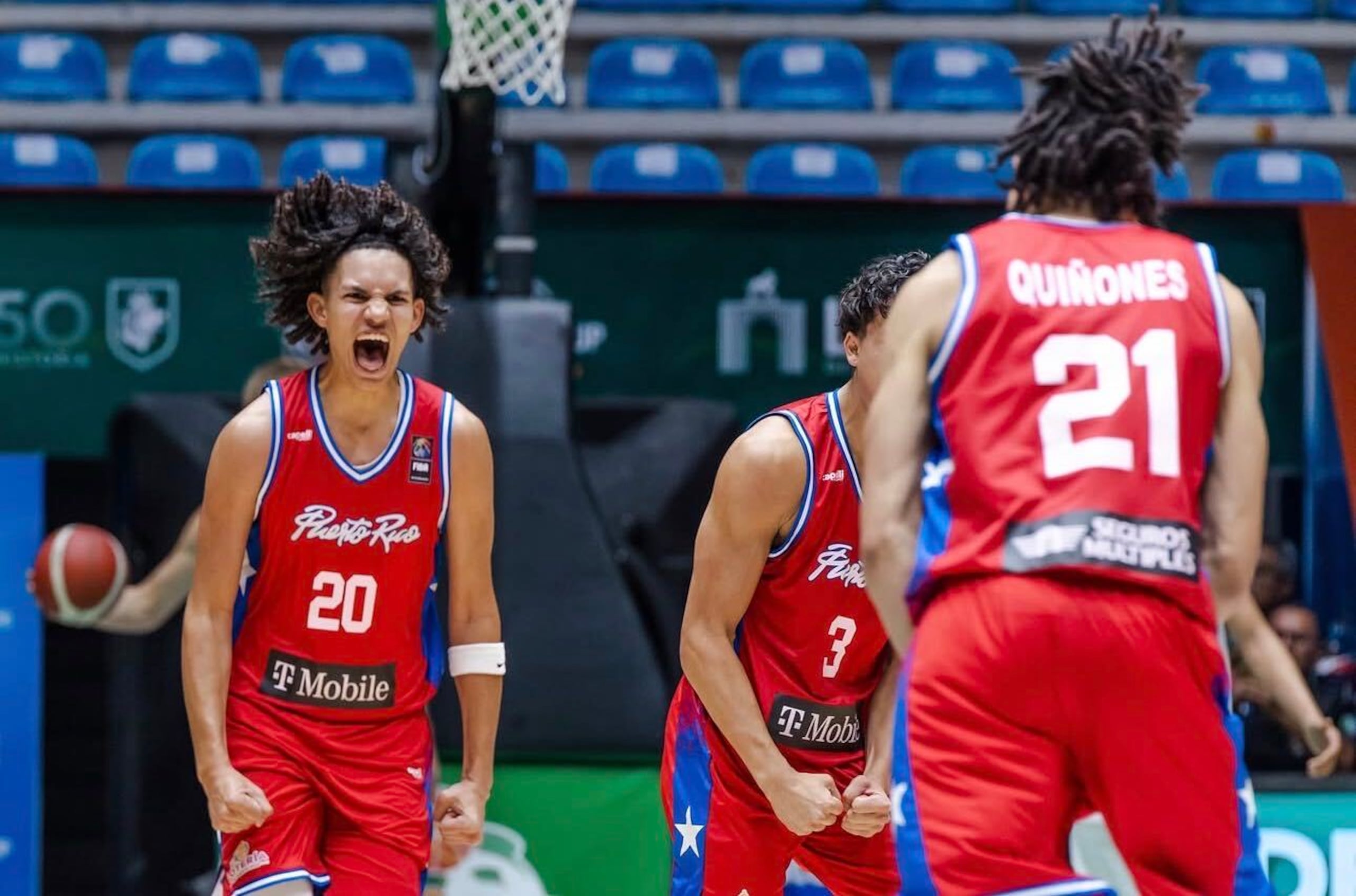 Darell Rodríguez celebra durante el juego entre Puerto Rico y Argentina.