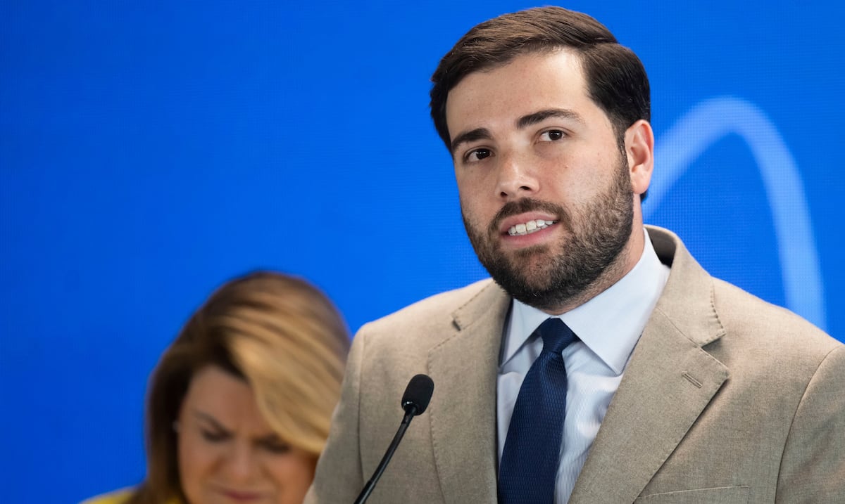 Evaluarán contratos otorgados por el exsecretario del DDEC a clientes del bufete de su abuelo
