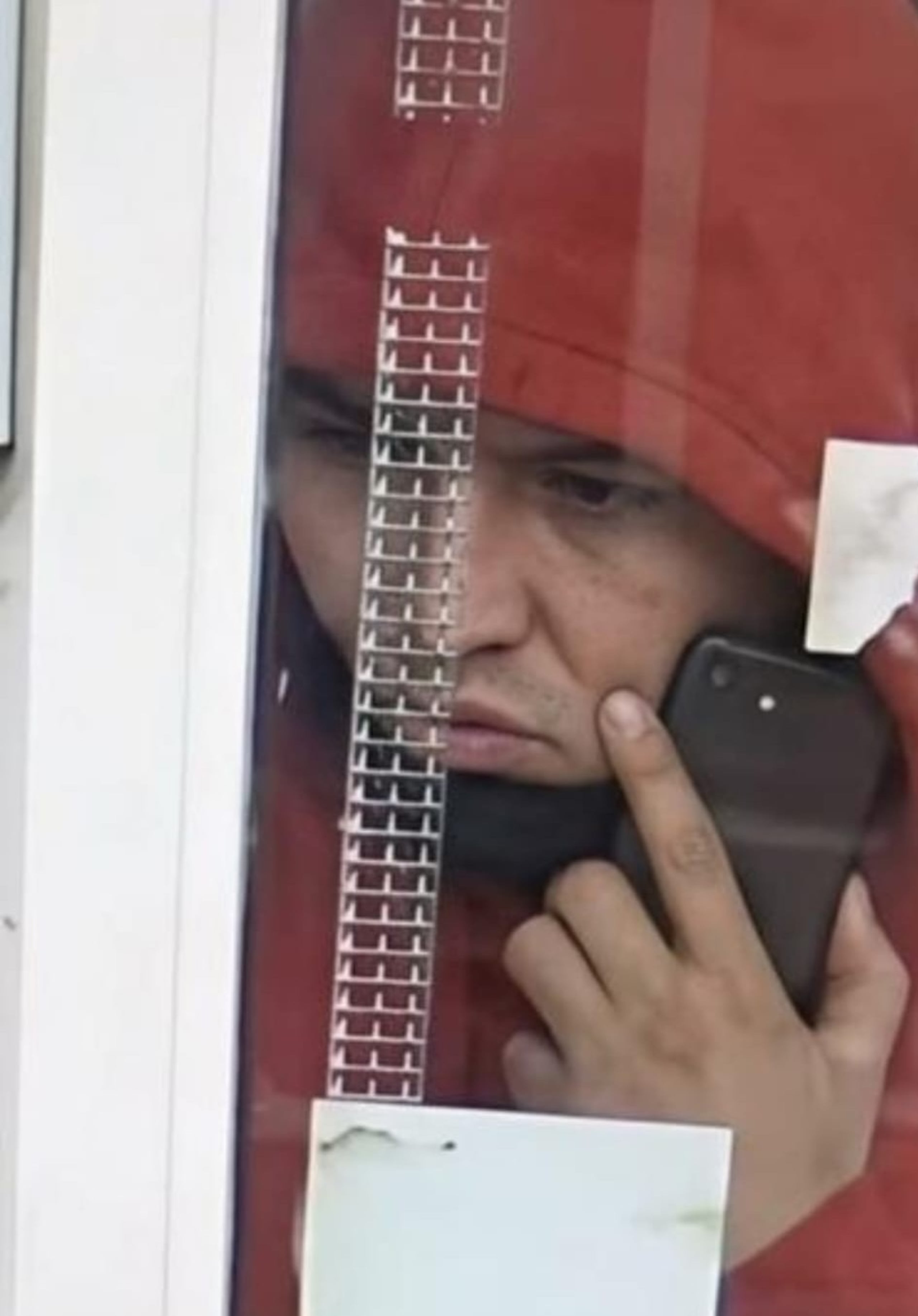Según la querella, una empleada fue sorprendida por un individuo descrito como de tez blanca, quien vestía un abrigo rojo, pantalón largo negro y tenis blancos.