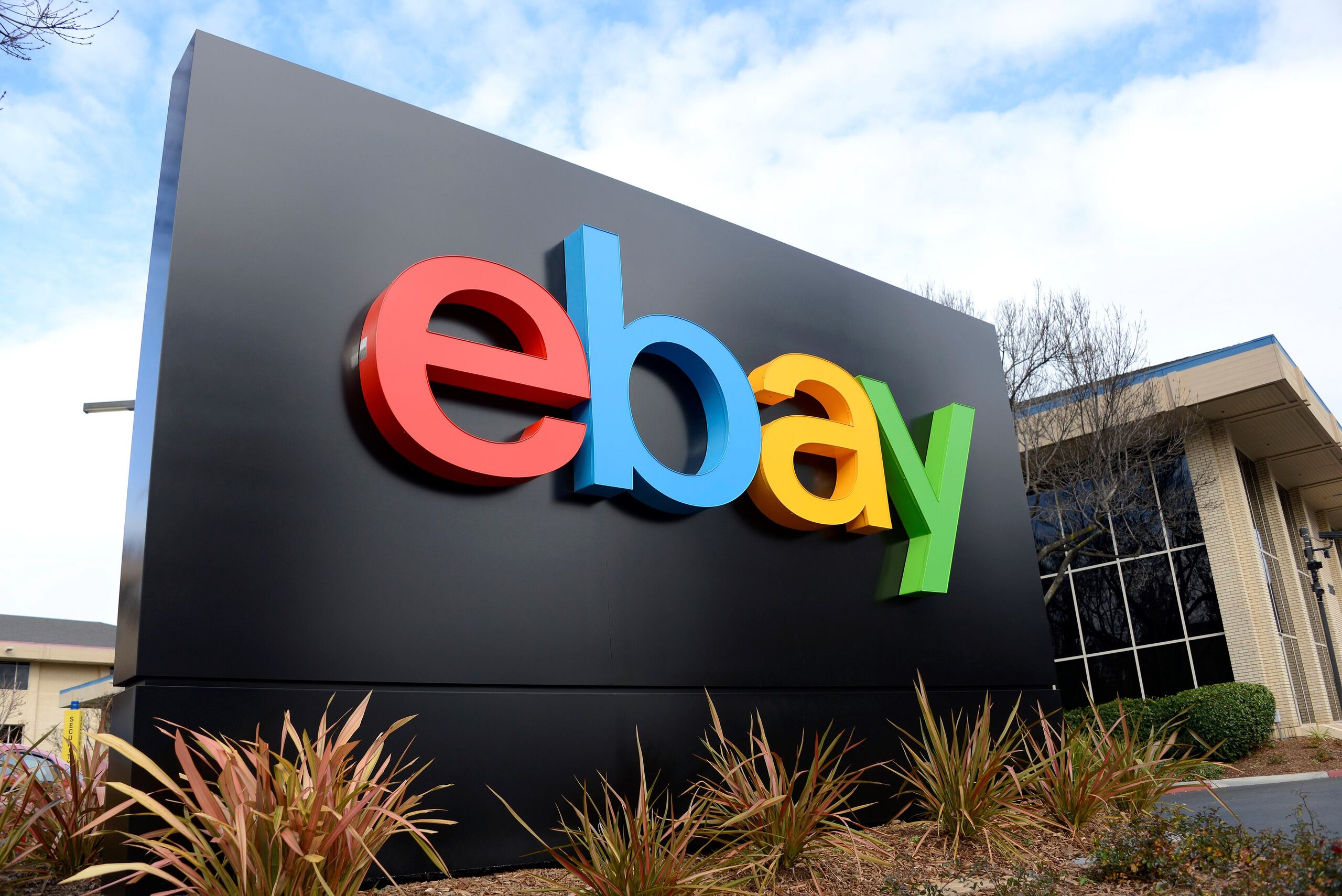 La querella también añade que eBay ha violado la ley Fifra distribuyendo o vendiendo ilegalmente al menos 23,000 productos pesticidas no registrados, mal etiquetados o de uso restringido.