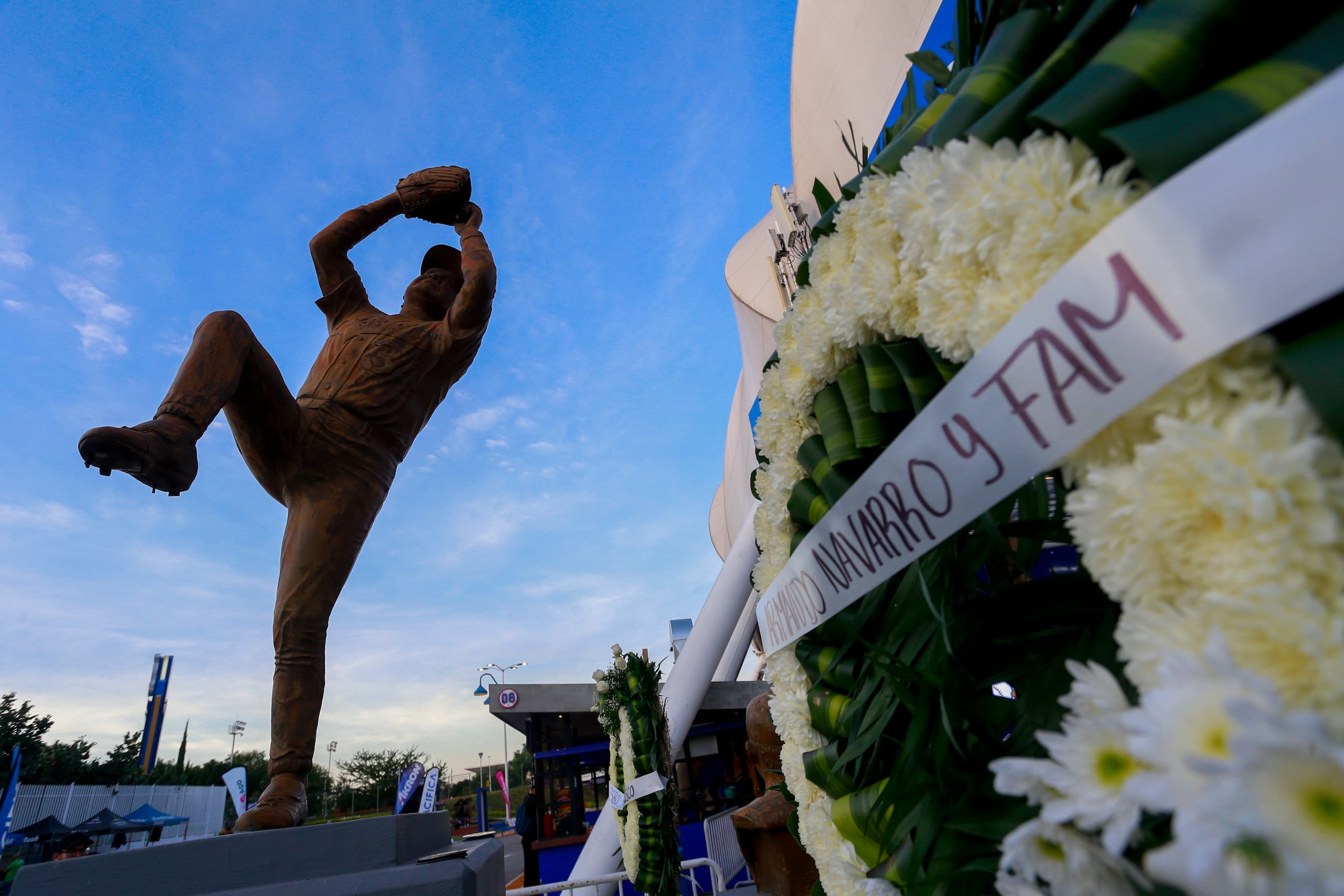 Una estatua del fallecido lanzador Fernando Valenzuela se yergue frente al Estadio Panamericano de Guadalajara, el miércoles 23 de octubre de 2024.
