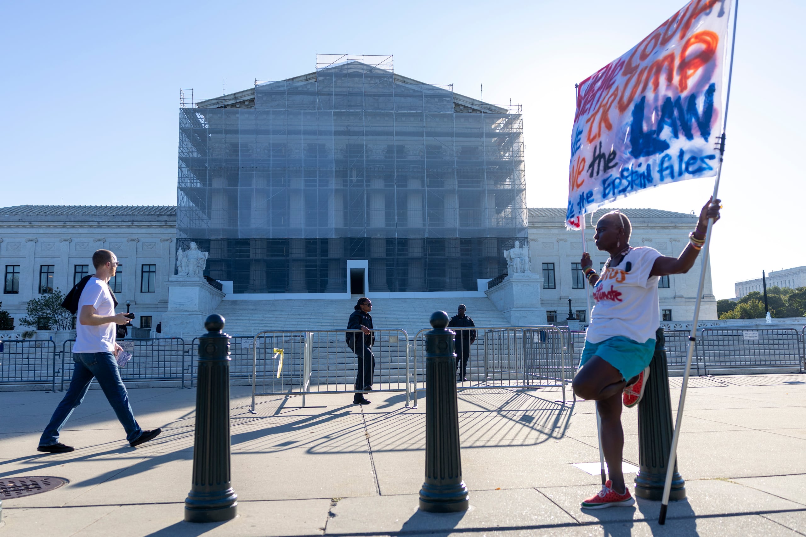 Entre los firmantes de la carta se encuentra la familia de Virginia Roberts Giuffre, una de las víctimas cuyo testimonio judicial fue clave para entender el funcionamiento de la red de pederastía de Jeffrey Epstein y Ghislaine Maxwell. (EFE/EPA/SHAWN THEW/ARCHIVO)