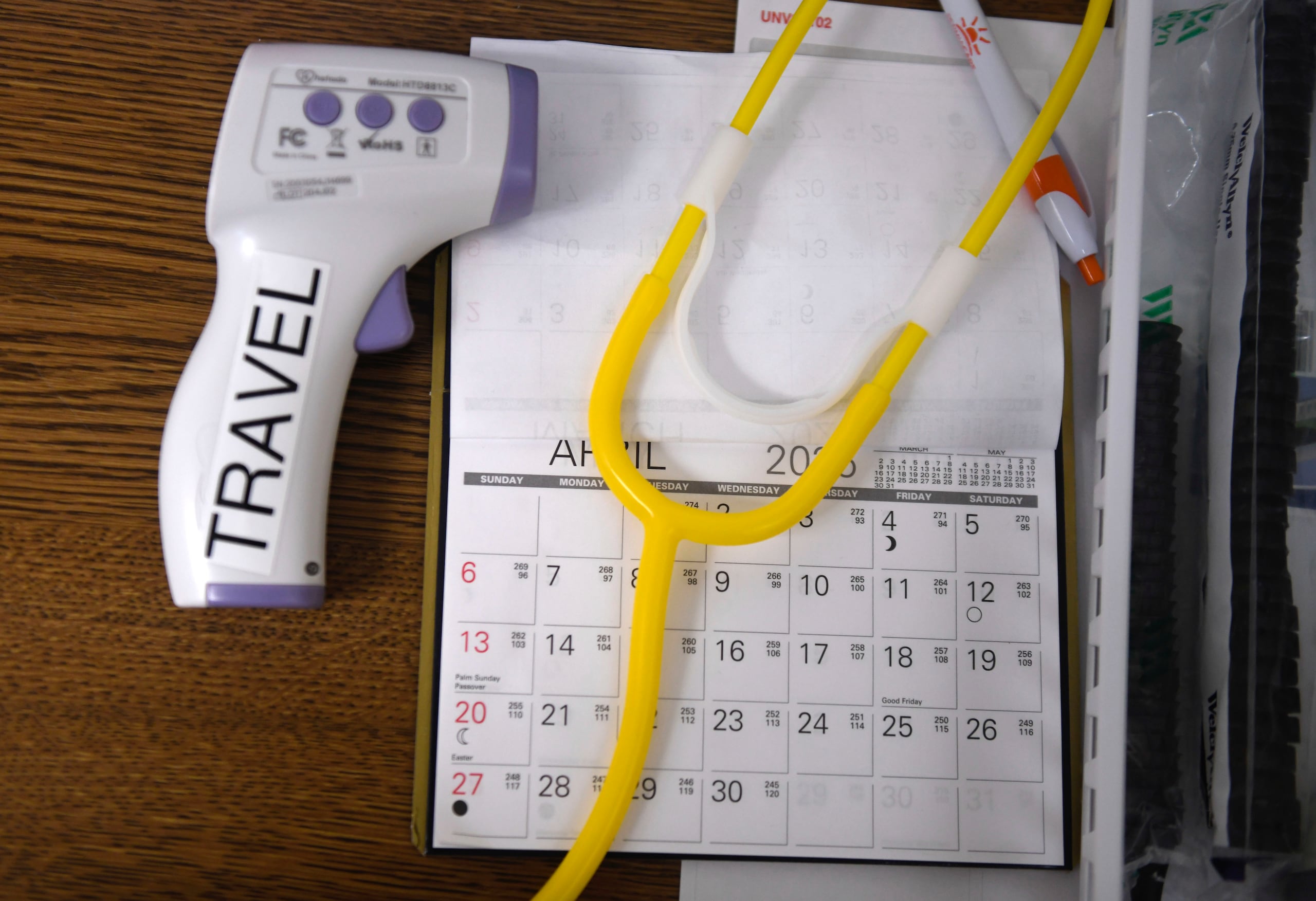Un termómetro sin contacto, un estetoscopio y un calendario, en la clínica del sarampión del Departamento de Salud del condado de Andrews, el martes 8 de abril de 2025, en Andrews, Texas. (AP Foto/Annie Rice)
