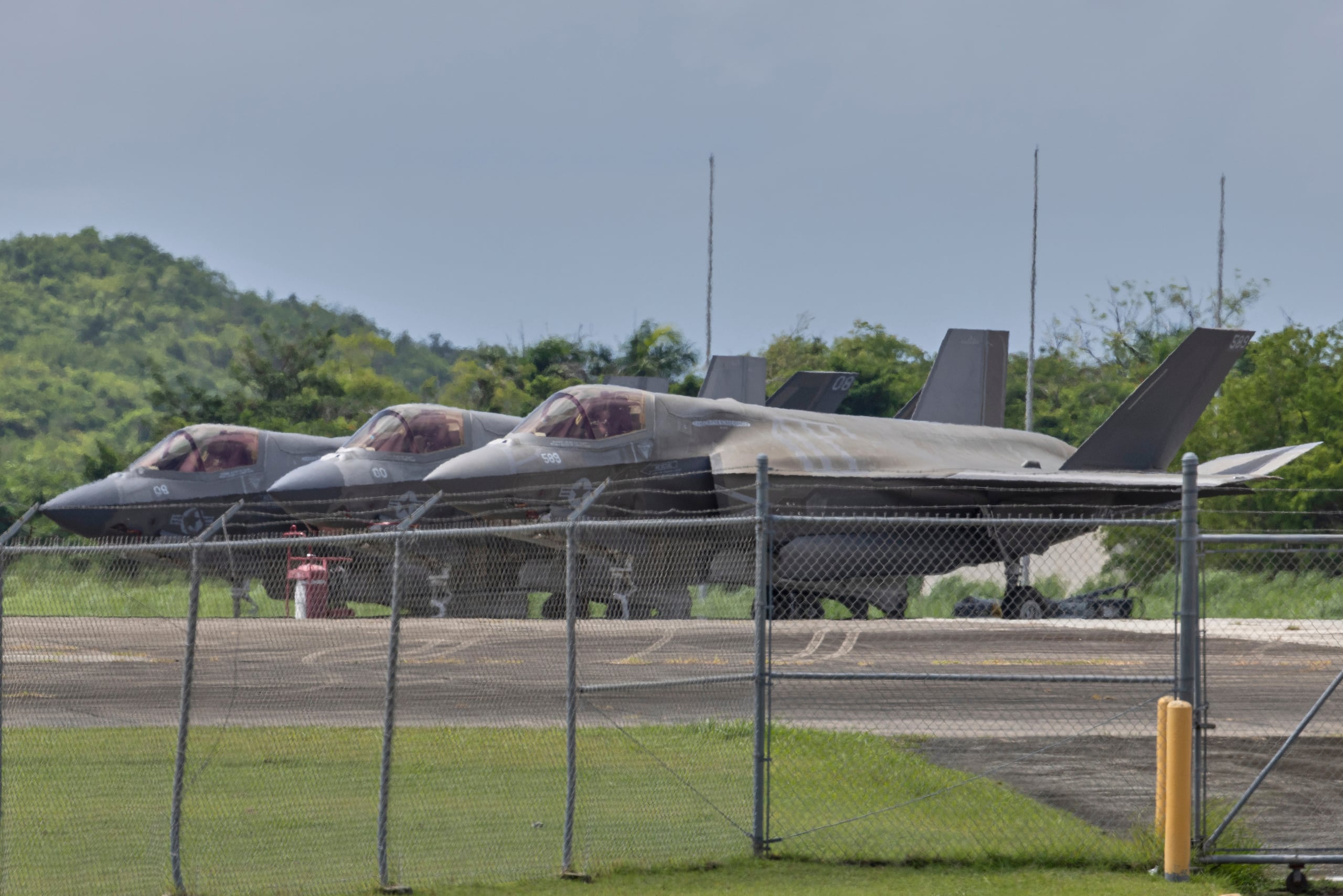 Varios aviones de combate F-35 llegaron al aeropuerto José Aponte de la Torre en la antigua base militar de Roosevelt Roads, en Ceiba, como parte del aumento de la presencia militar estadounidense en el Caribe, en medio de las tensiones con Venezuela.
(AP Photo/Alejandro Granadillo)