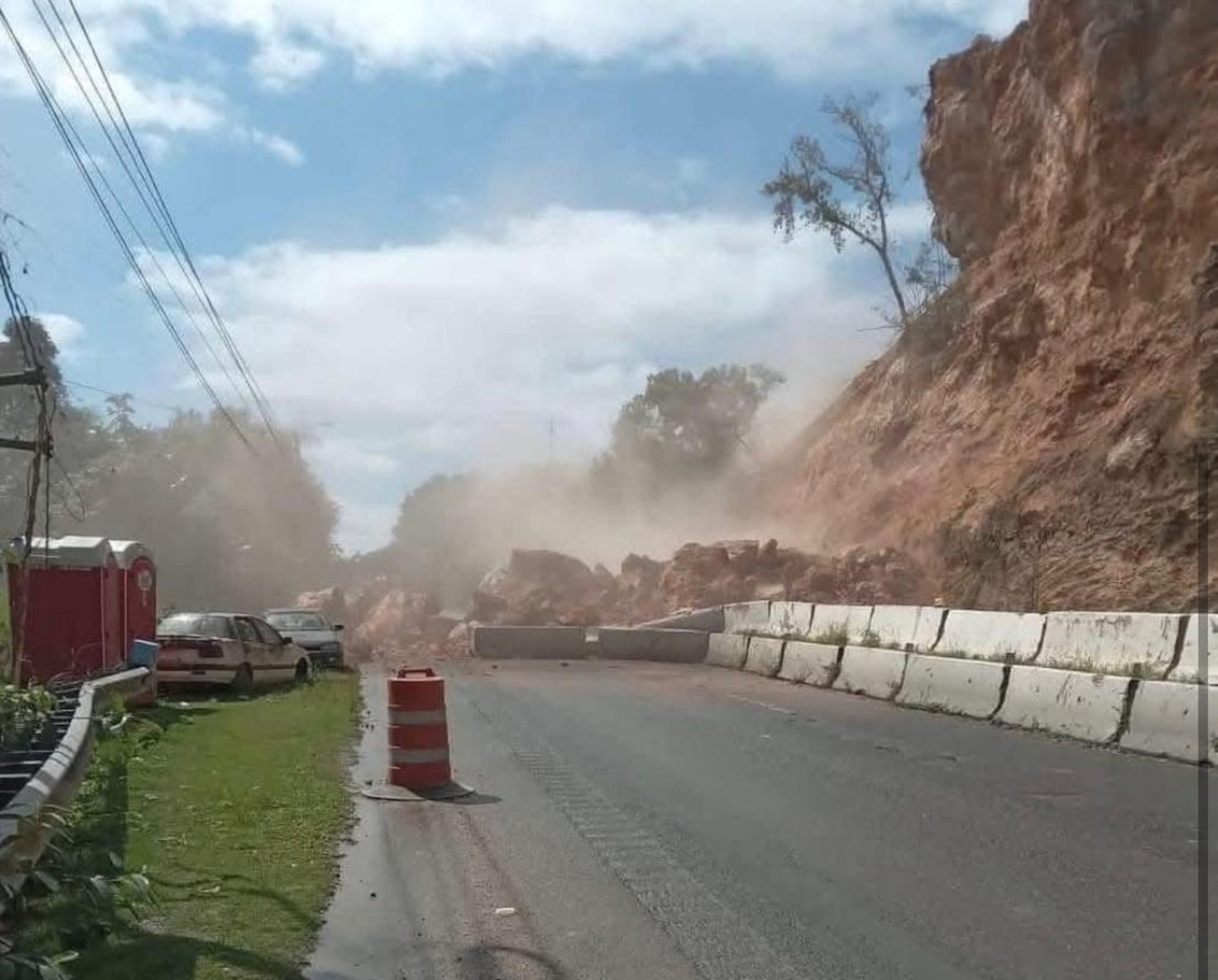 El derrumbe de tierra y piedras ocurrió mientras la Autoridad de Carreteras realizaba labores.