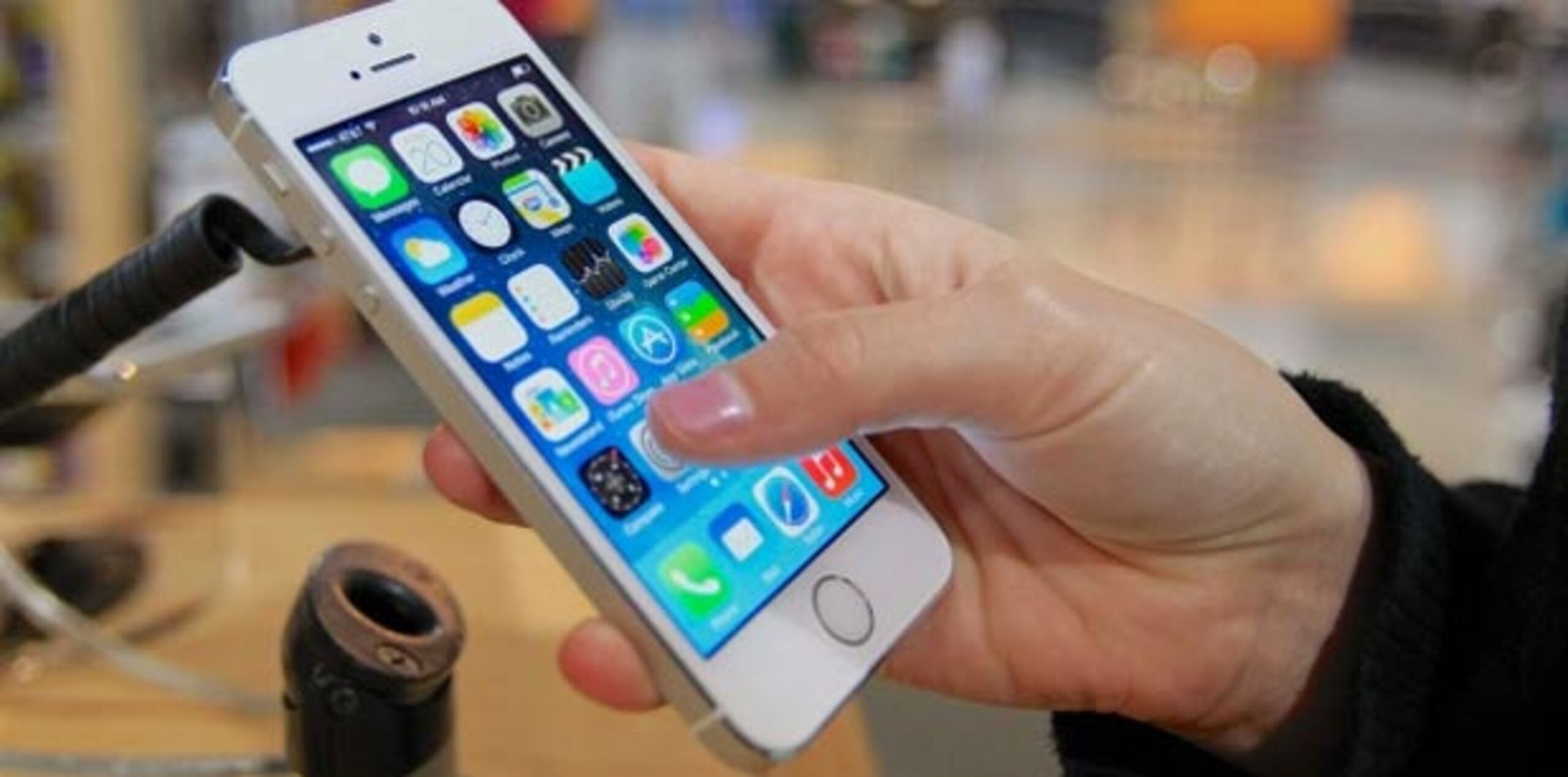 El propietario del celular robado dijo a las autoridades que dos hombres le habían robado a punta de pistola. (AP)
