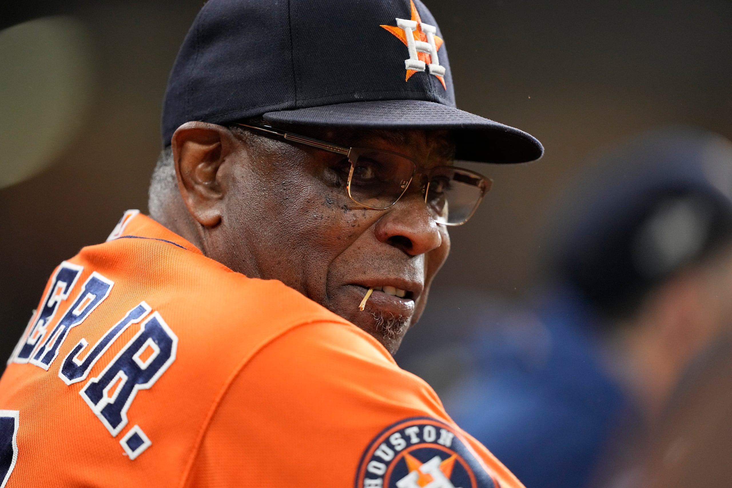 El mánager de los Astros de Houston, Dusty Baker, durante el sexto juego de la serie de campeonato de la Liga Americana ante los Rangers de Texas.