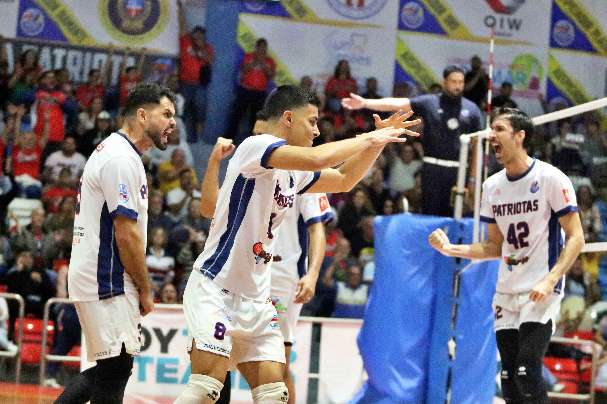Los Patriotas celebran un punto durante el partido.