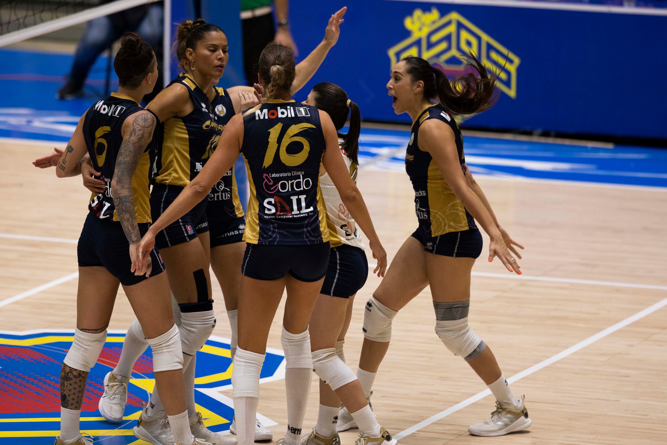 Las Cangrejeras de Santurce festejan durante el segundo juego de la final de la Liga de Voleibol Superior Femenino contra las Atenienses de Manatí.