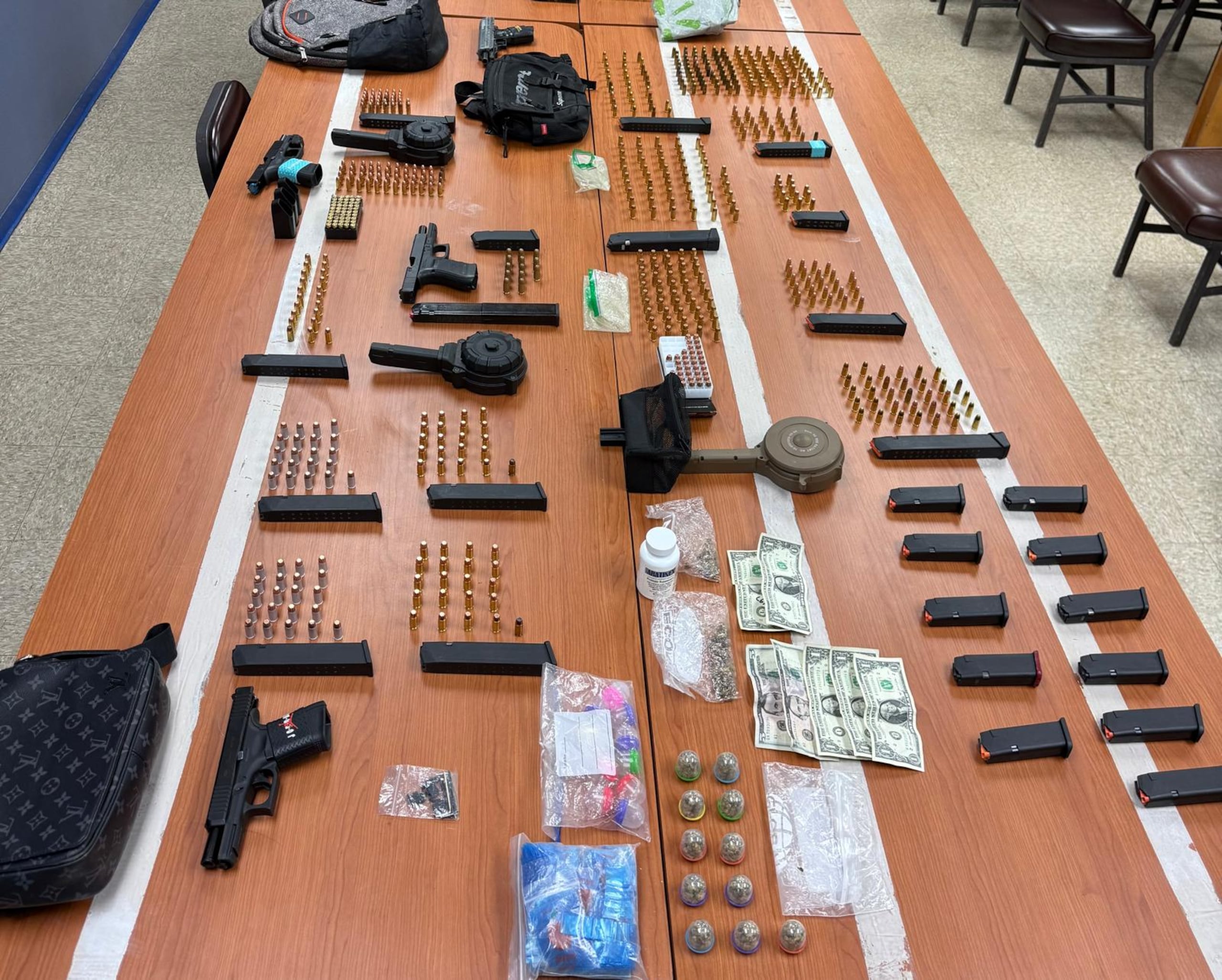 Armas de fuego, cargadores y municiones ocupadas durante un allanamiento en el barrio Borinquen en Salinas.