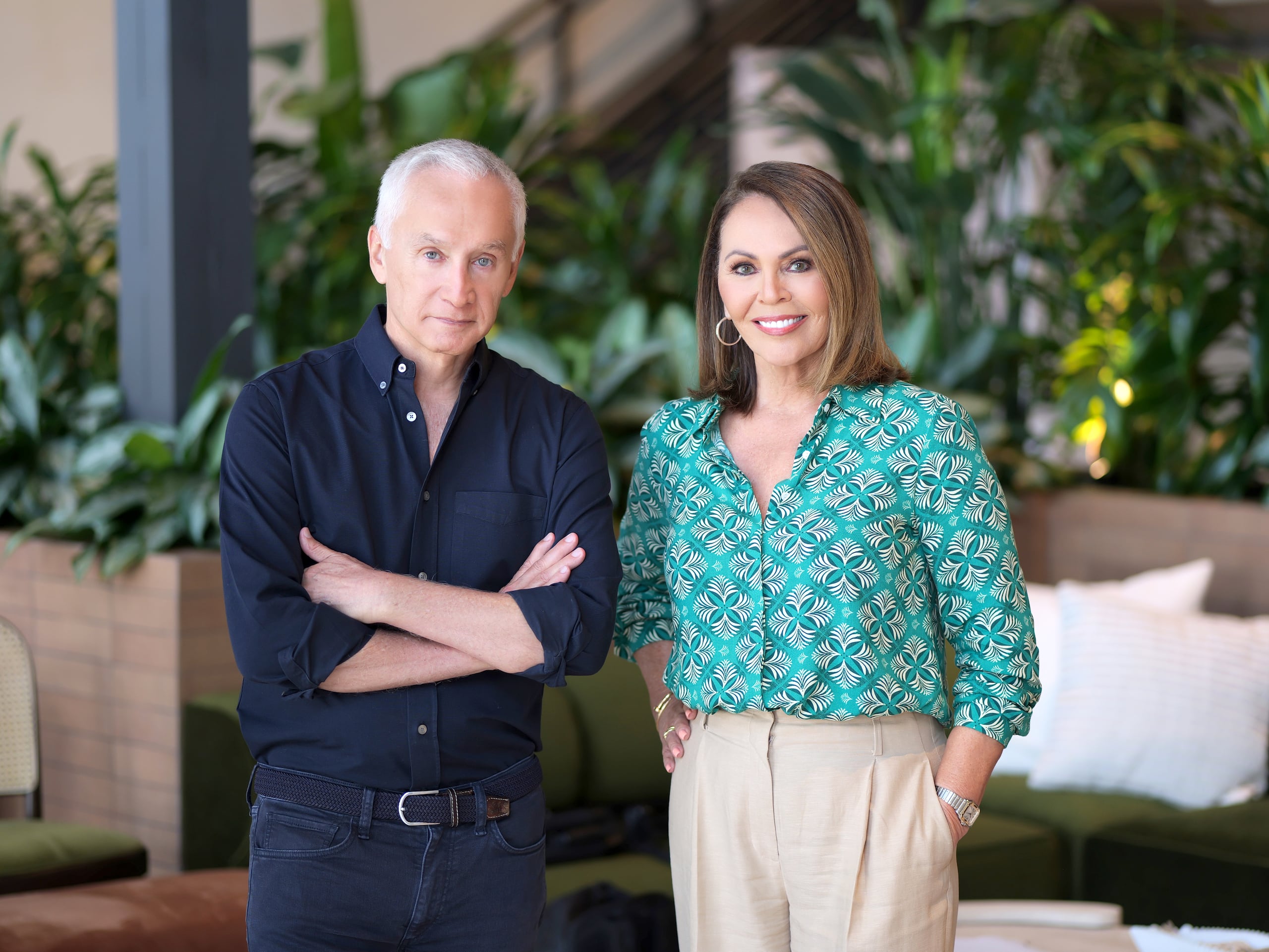 Fotografía cedida por Tres Alebrijes donde aparecen los periodistas y presentadores de noticias Jorge Ramos y María Elena Salinas, quienes presentarán juntos 'Tu voz, tu voto', una serie de programas especiales que se emitirá cada martes desde el 6 de octubre en 'Jorge Ramos: Así veo las cosas', el espacio digital de Ramos. EFE/Tres Alebrijes