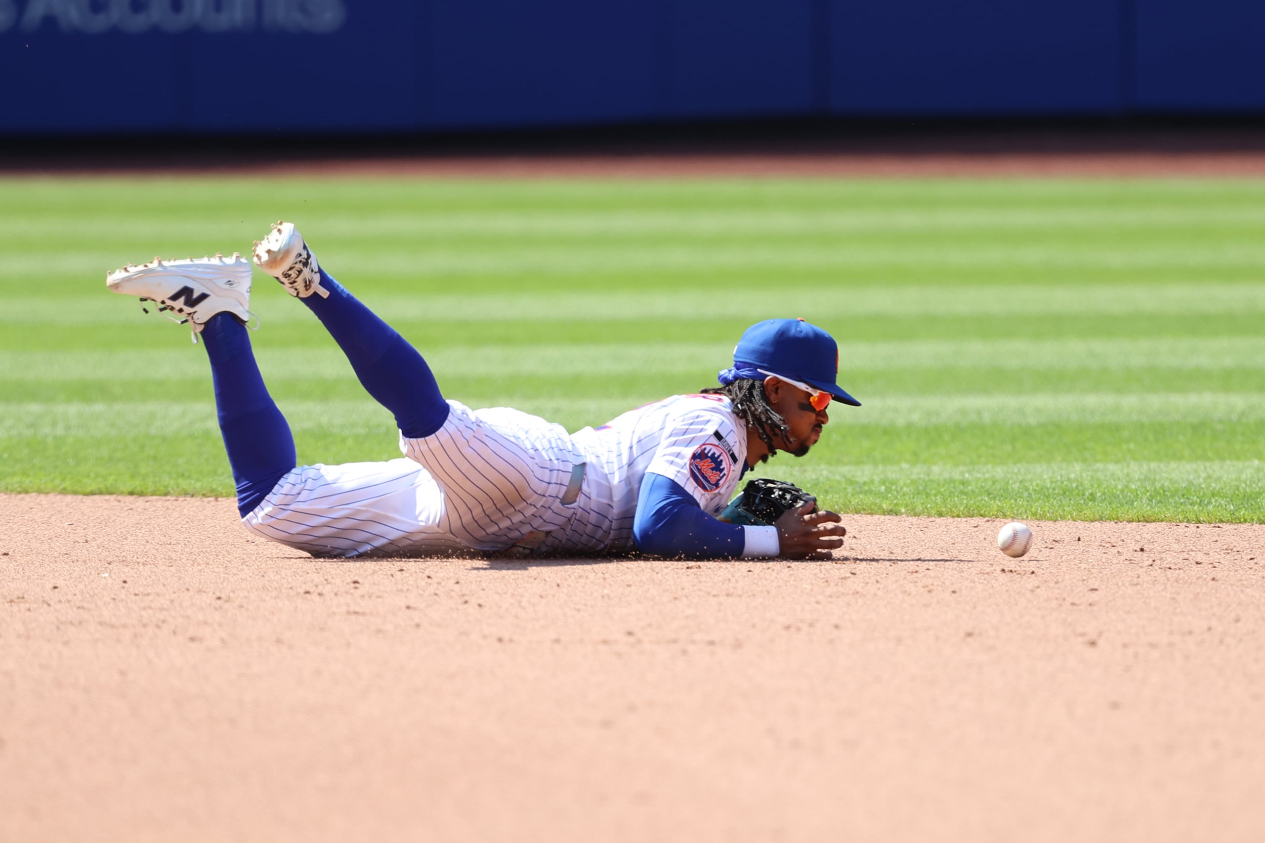 Se le escapa la bola a Francisco Lindor y no logra cerrar el juego con una doble matanza.