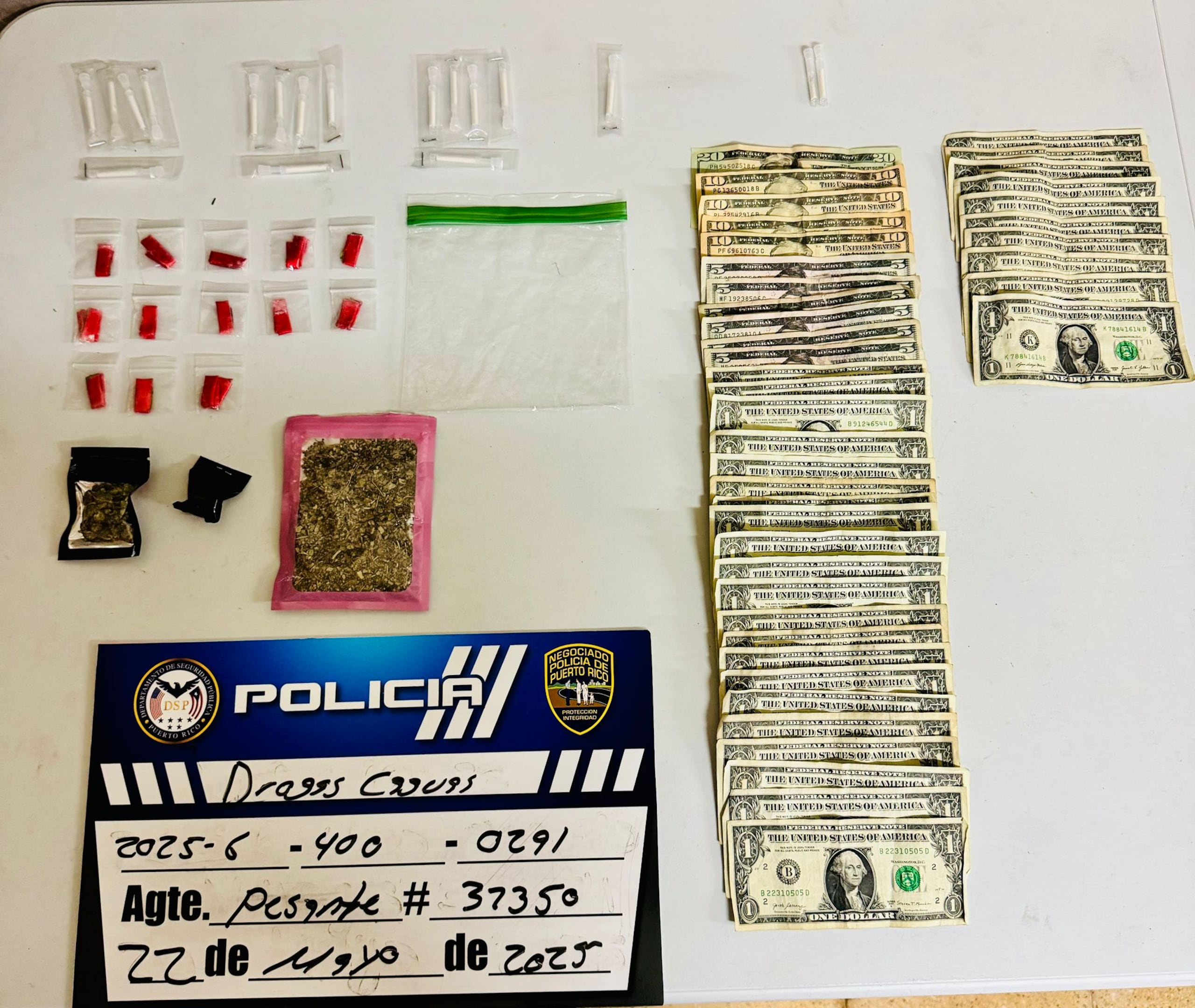 Material confiscado durante la intervención.