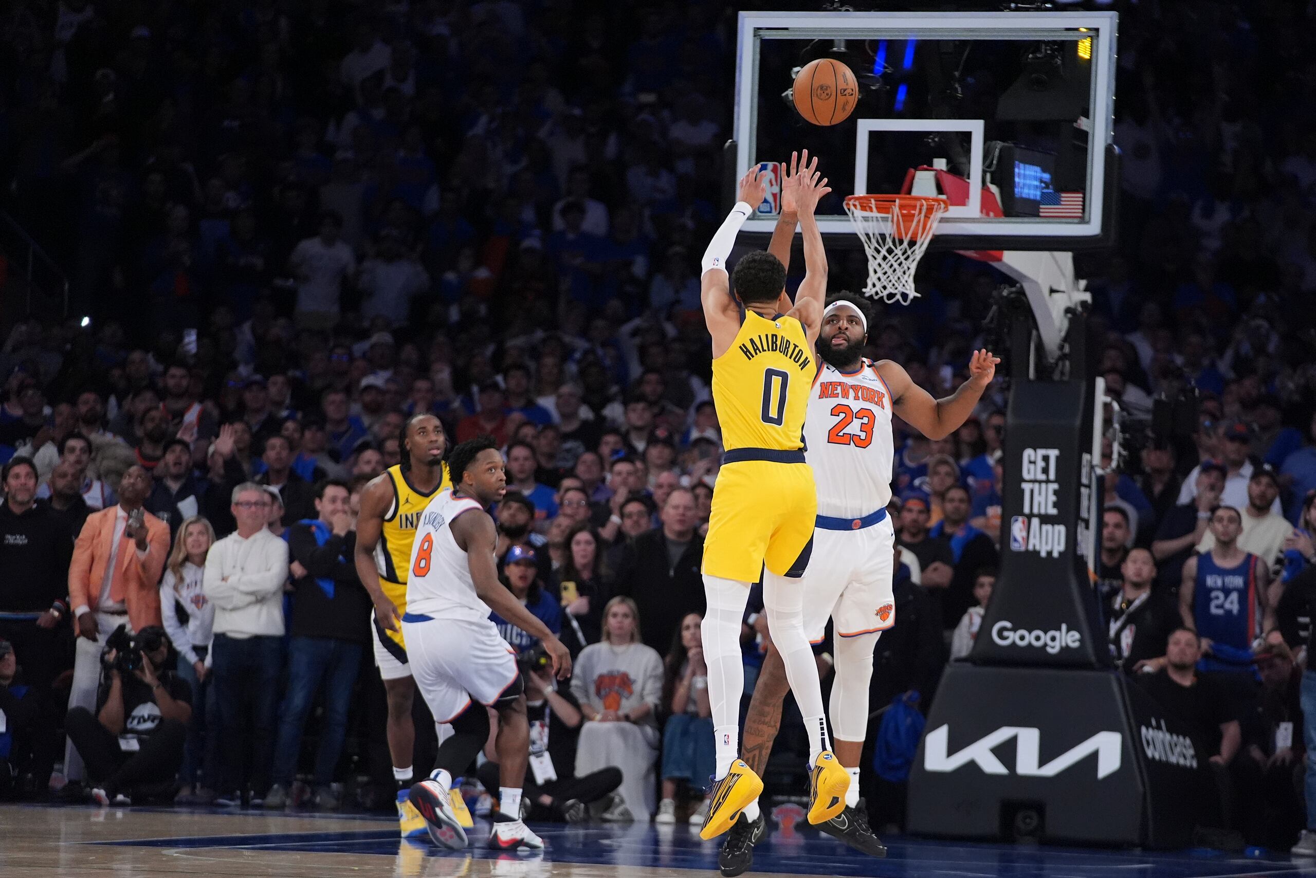 Tyrese Haliburton (0), de los Pacers de Indiana, tira desde larga distancia lo que resultó ser una canasta de dos puntos que empató el juego y forzó el tiempo extra.