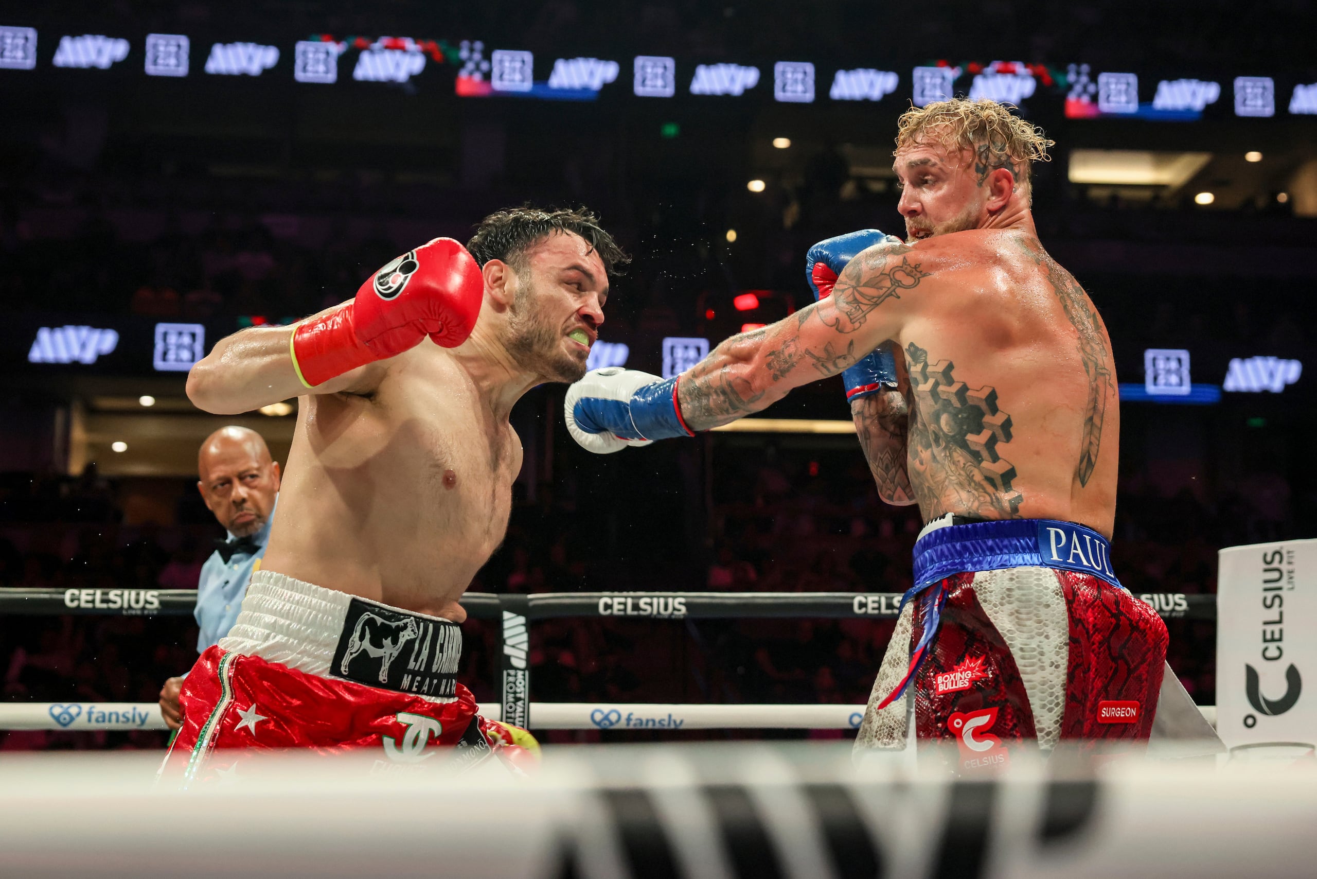 Julio César Chávez Jr., lanza un golpe a Jake Paul durante su pelea de peso crucero, el sábado 28 de junio de 2025, en Anaheim, California. (AP Foto/Etienne Laurent)