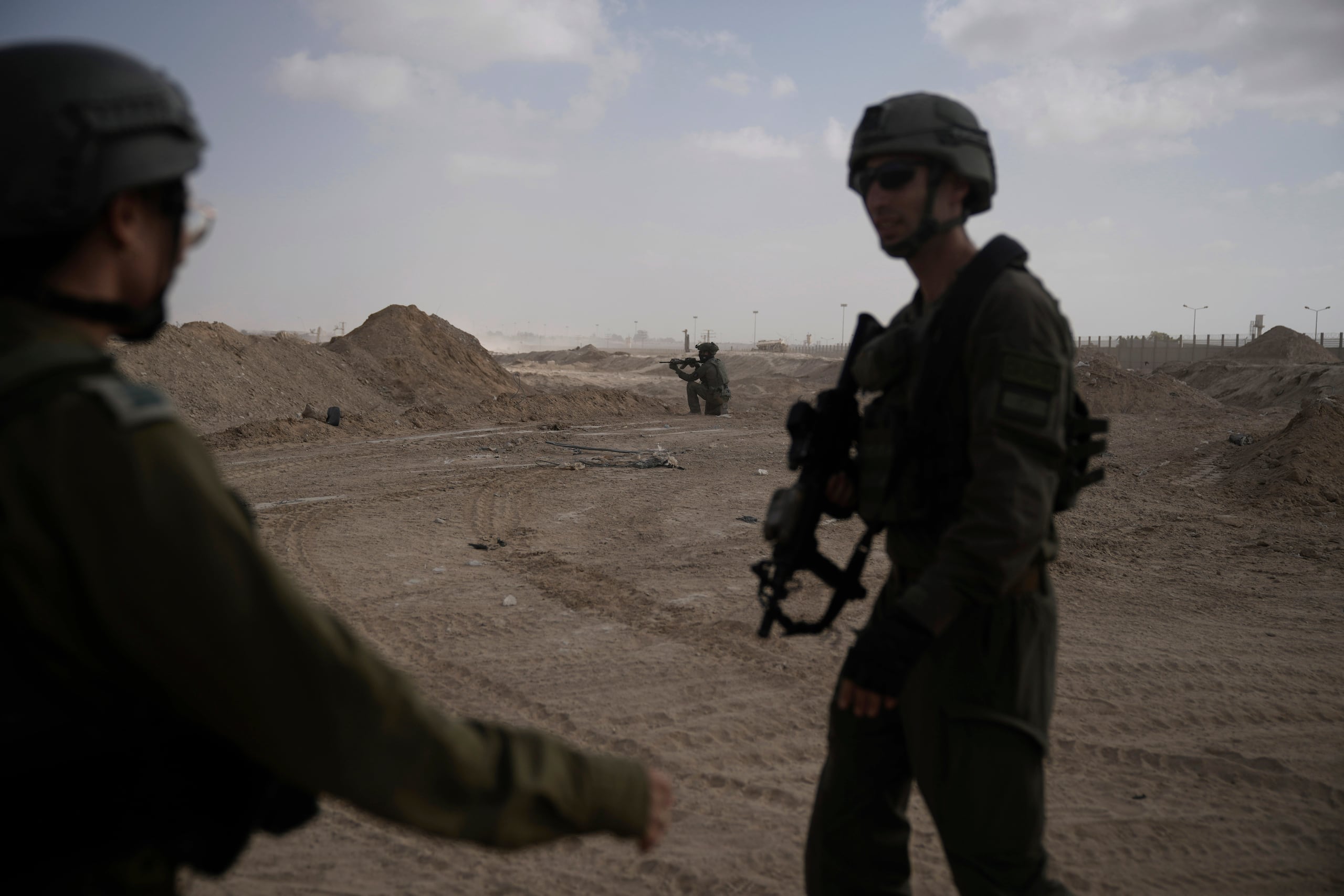 Soldados israelíes toman posiciones junto al corredor Filadelfia en la frontera con Egipto, en la Franja de Gaza, el 13 de septiembre de 2024. (AP Foto/Leo Correa, Archivo)