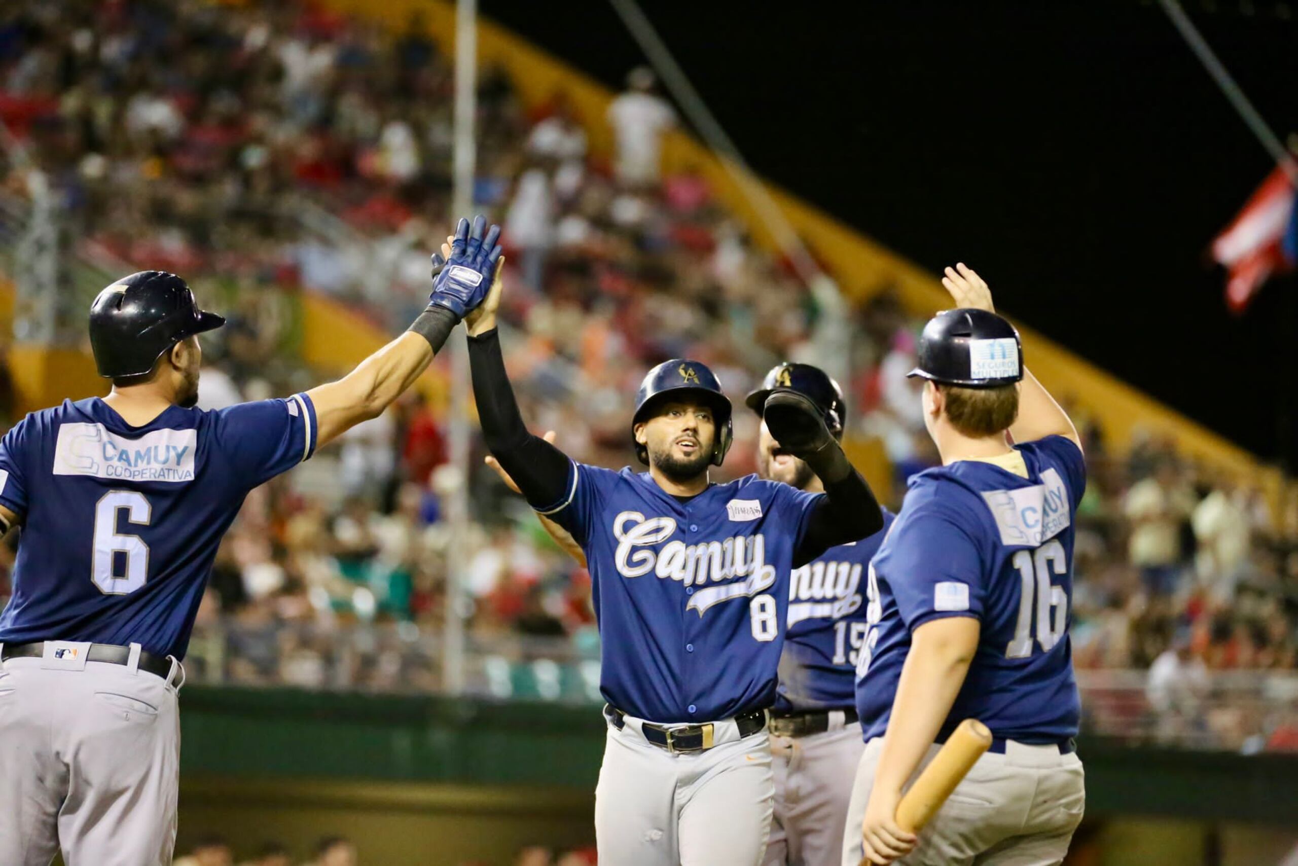 Los Arenenosos de Camuy celebran luego de anotar cinco carreras en la alta de la tercera entrada frente a los Toritos de Cayey.