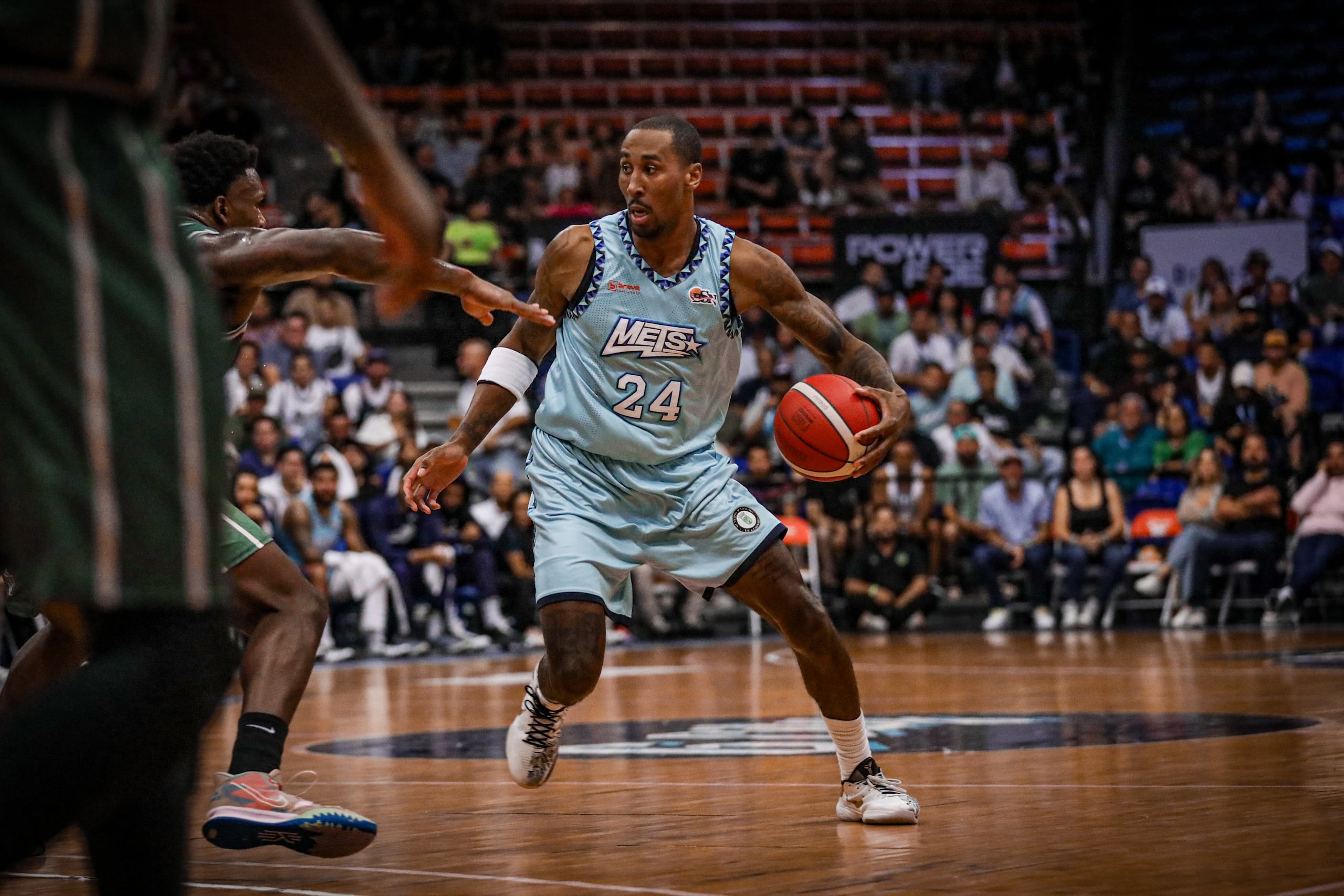 Rondae Hollis-Jefferson, de los Mets de Guaynabo, controla el balón durante el partido del jueves frente a los Indios de Mayagüez.