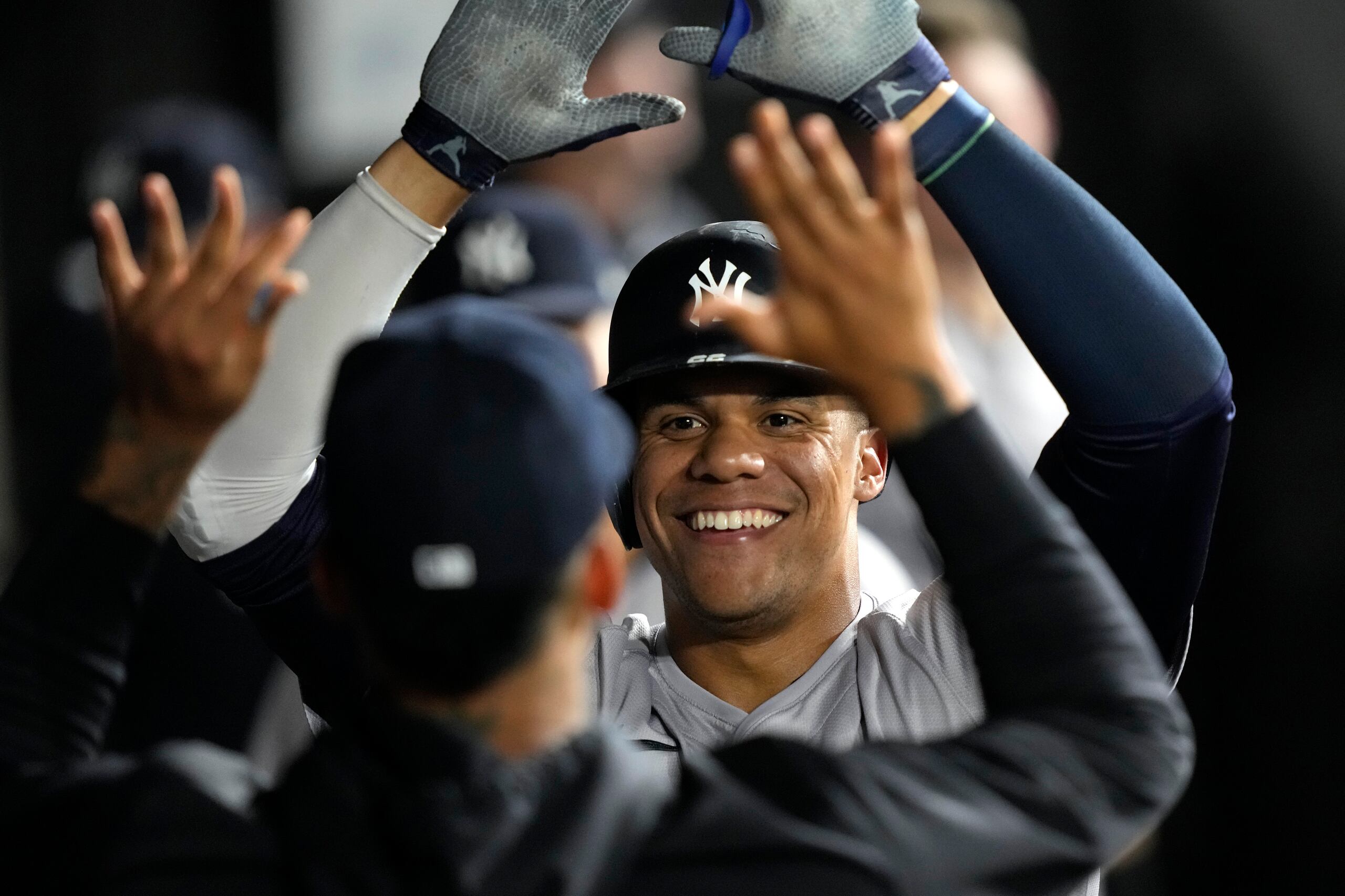 El dominicano Juan Soto, de los Yankees de Nueva York, festeja su tercer jonrón del juego ante los Medias Blancas, el martes 13 de agosto de 2024 (AP Foto/Charles Rex Arbogast)
