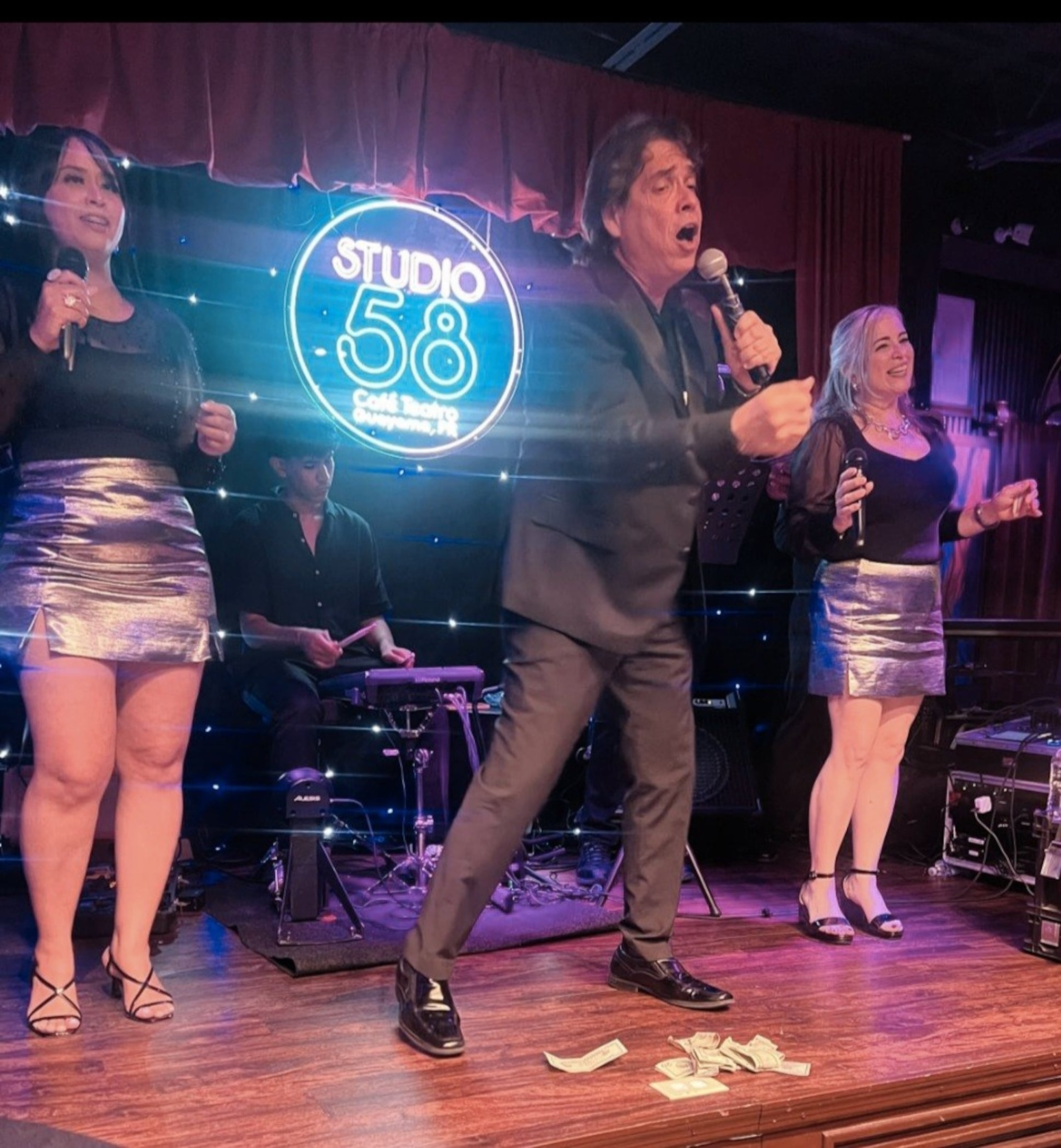 Ramírez complació a tal nivel que el público comenzó a dejar dinero en la tarima para que sus músicos tocaran por más tiempo y el show continuara.