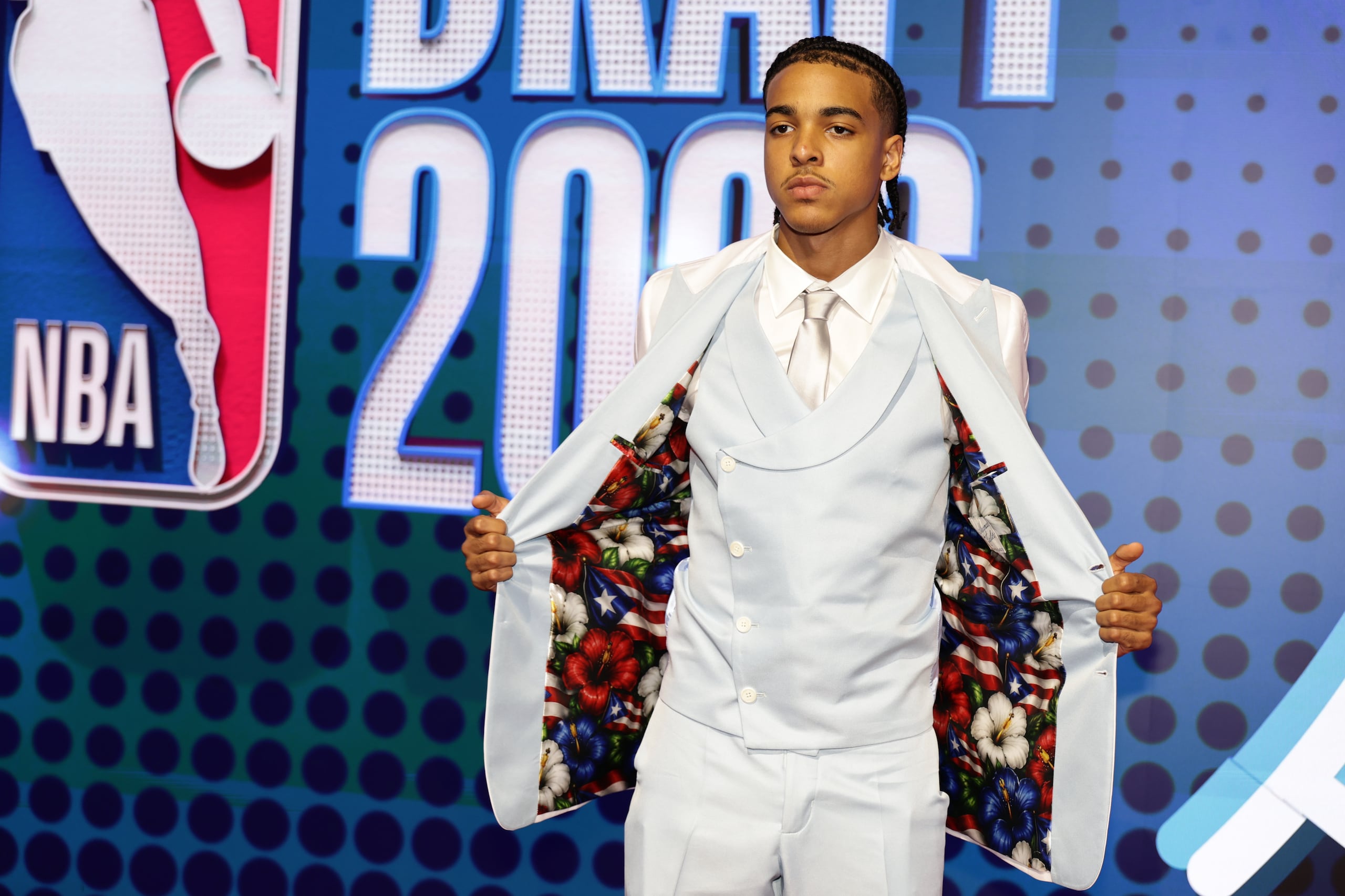 Mikel Brown Jr. muestra su chaqueta con la bandera de Puerto Rico en la parte interior.