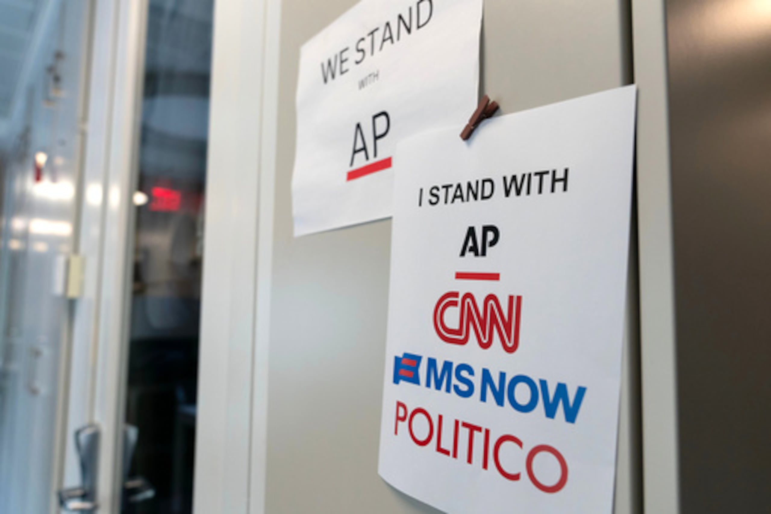 En la sala de prensa de la Casa Blanca, el 19 de septiembre de 2026, en Washington, se ve un cartel en apoyo a los medios de comunicación. (Foto AP/José Luis Magana)