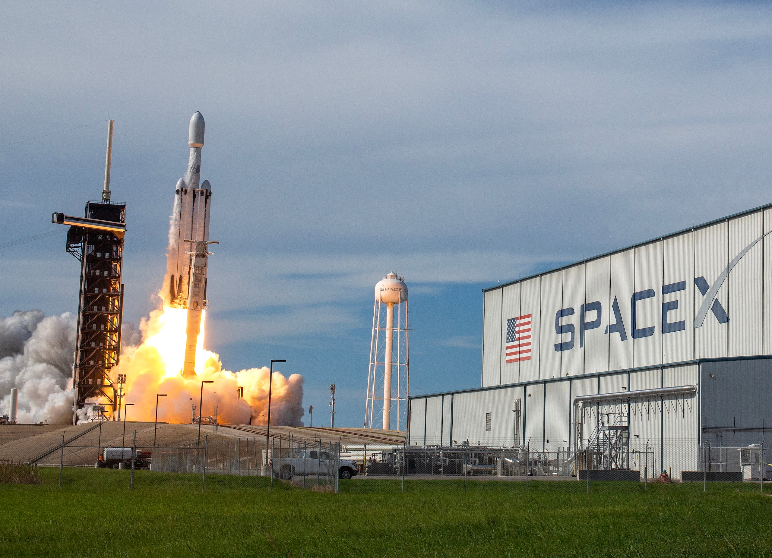 La Administración Federal de Aviación (FAA por sus siglas en inglés) dijo el martes que está proponiendo las penalidades civiles debido a que SpaceX presuntamente no cumplió con los requisitos para licencias.