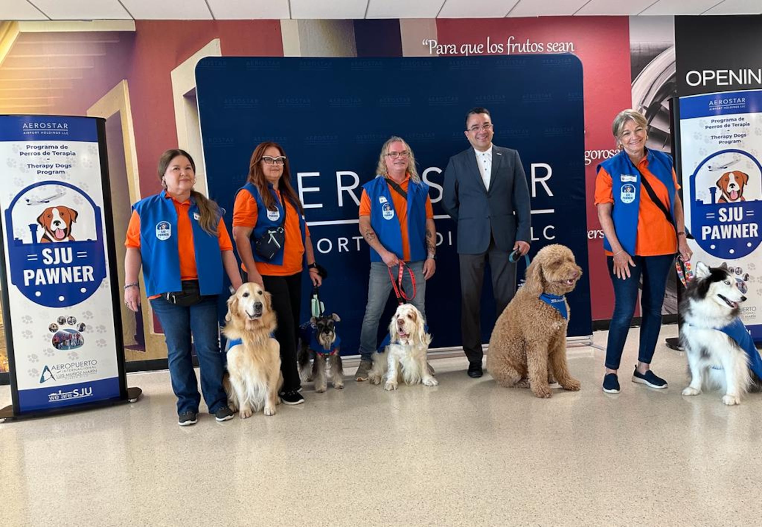 Laila, una siberian husky, Aslan, un golden retriever, Jor-el, un clummer spaniel y Pepper, una schnauzer participaron hoy en el lanzamiento del programa.