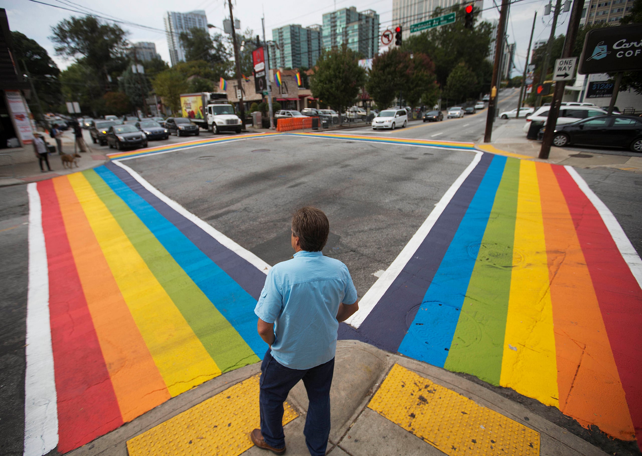Los cruces peatonales en honor al orgullo gay en Atlanta, el 9 de octubre del 2015. (AP foto/David Goldman)