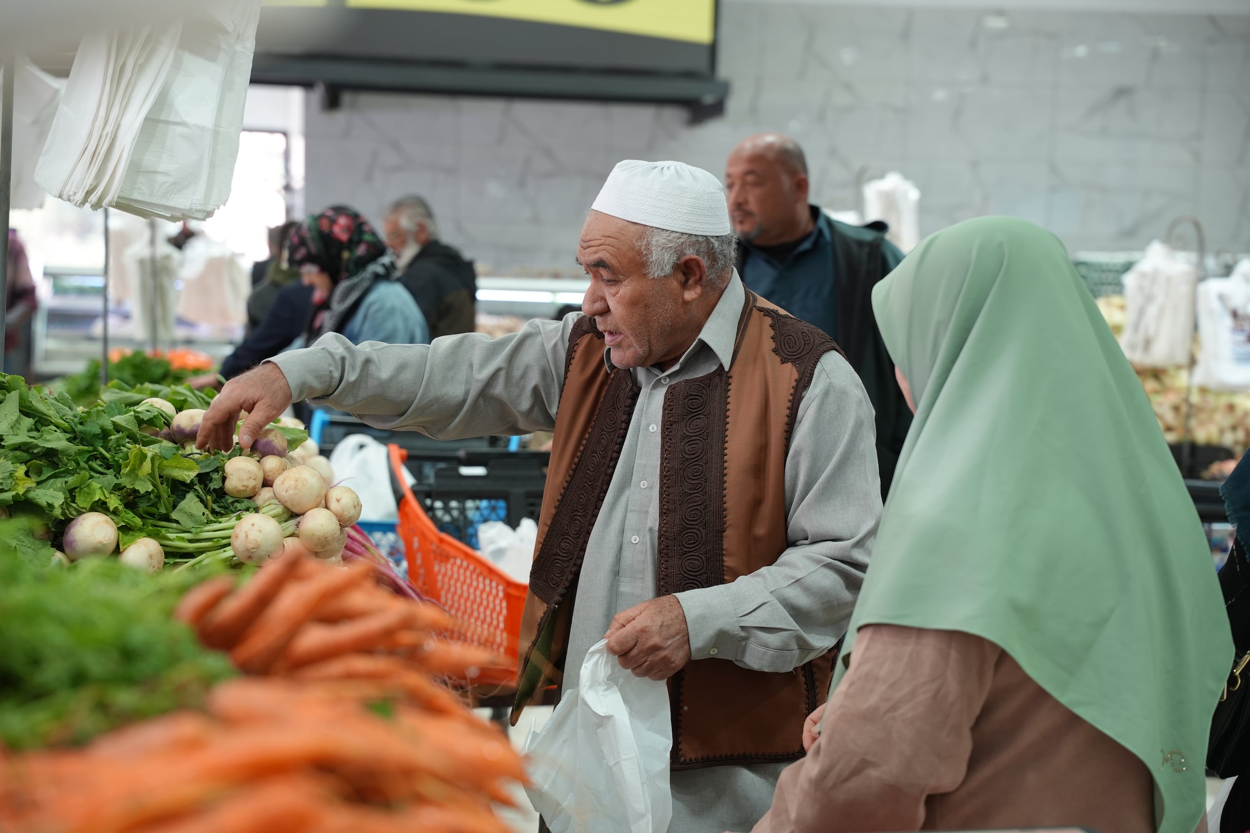 Ahmed al Majdub pasea estos primeros días de Ramadán por un mercado de Trípoli profundamente "preocupado" por los precios que lee en las etiquetas, ante una inflación histórica y una continúa depreciación del dinar que está menguando las mesas en torno a las que se reúnen las familias libias este mes sagrado para romper el ayuno. EFE/ Islam Alatrash