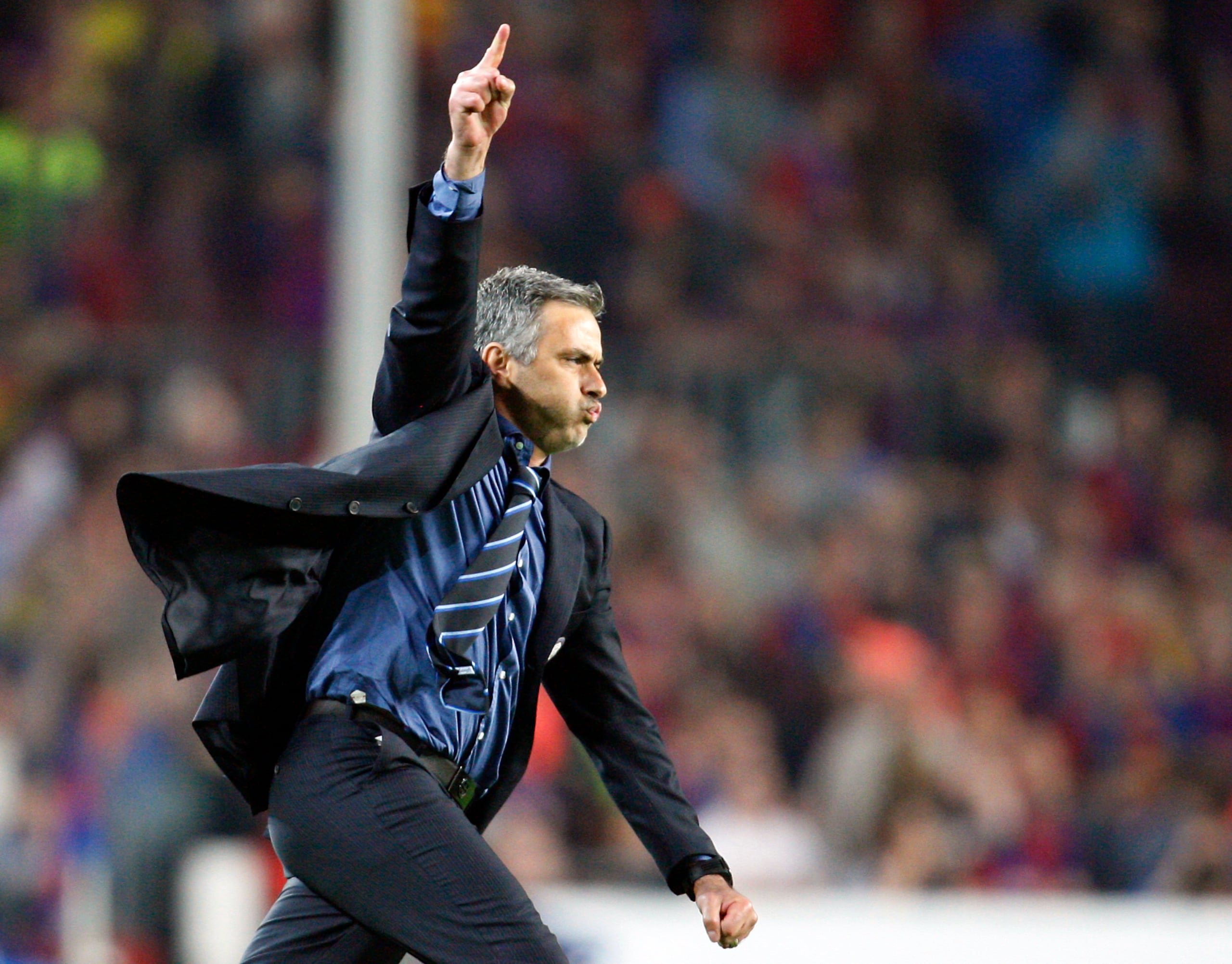 ARCHIVO - El técnico José Mourinho del Inter de Milán tras eliminar al Barcelona en las semifinales de la Liga de Campeones, el 28 de abril de 2010, en Barcelona. (AP Foto/Antonio Calanni)