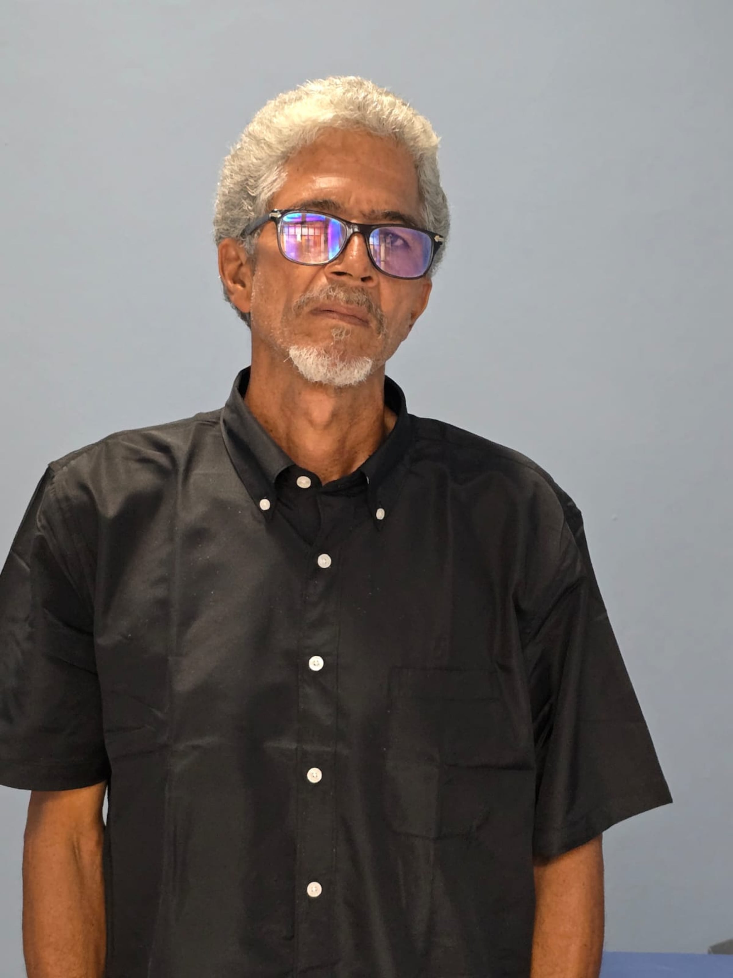 Contra Gerard Ayala García, pesa una orden de arresto por apropiación ilegal de identidad, posesión y traspaso de documentos falsificados y falsificación de licencia, certificado u otros documentos, con una fianza de $30,000.