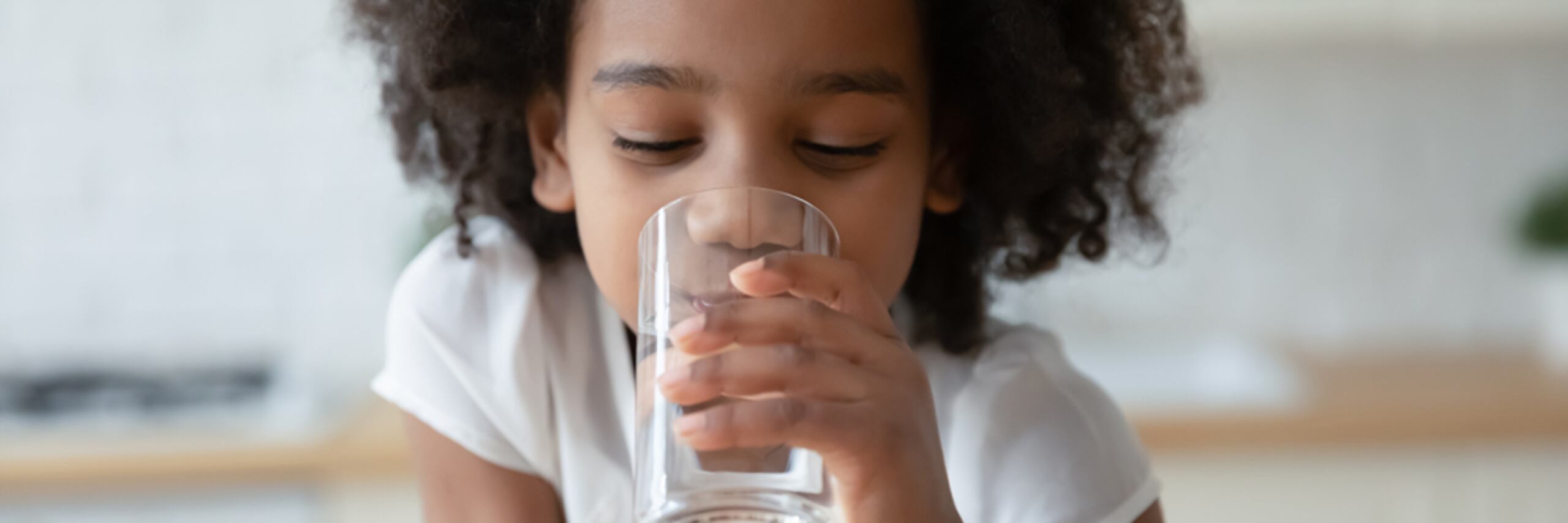 Las recomendaciones para evitar los golpes de calor incluyen aplicar paños húmedos sobre el cuerpo o darse un baño con agua fría y tomar sorbos de agua.