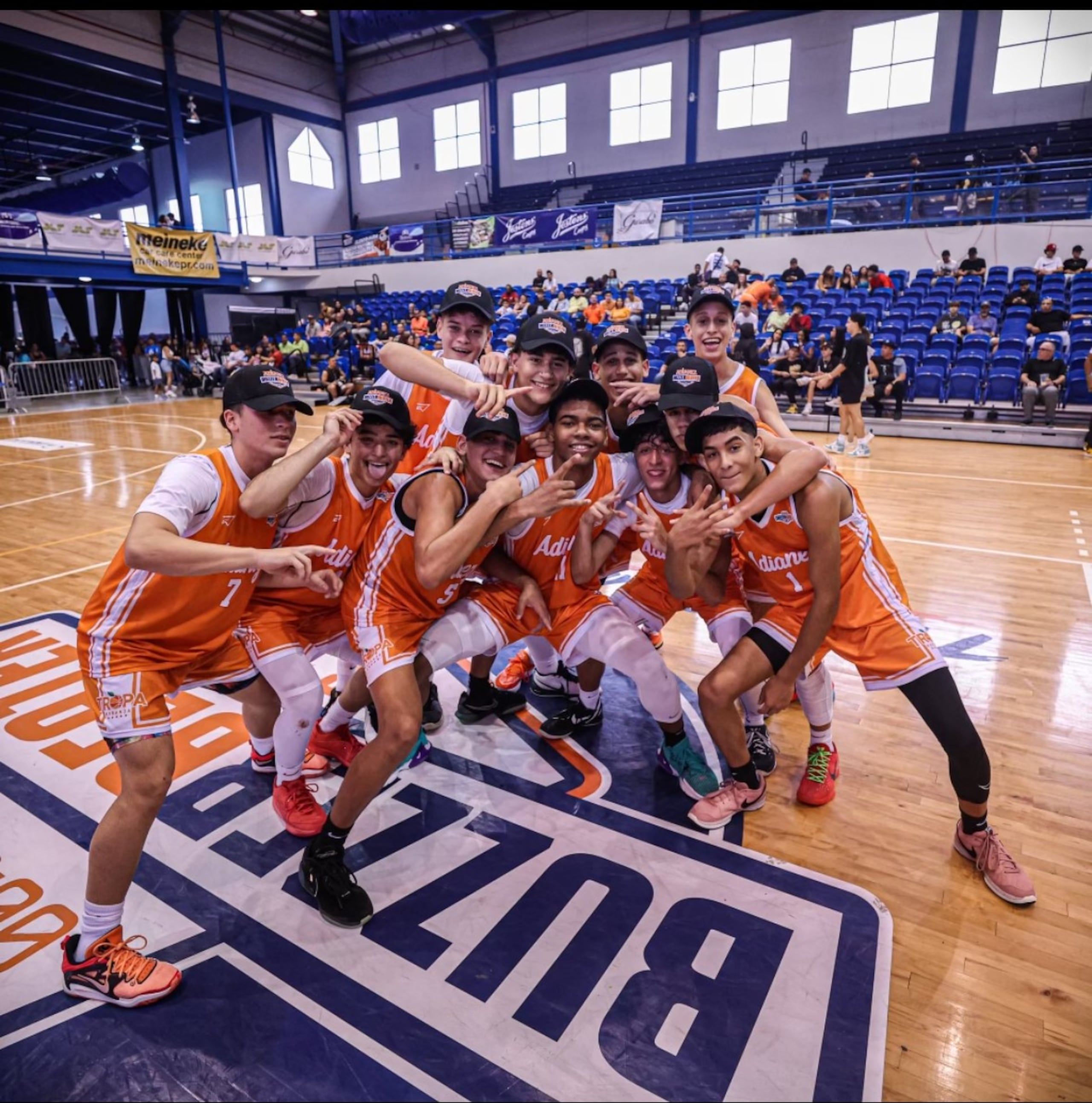 Los jóvenes del equipo Adianez celebran su conquista y su temporada perfecta, la que finalizaron jugando para récord de 40-0.