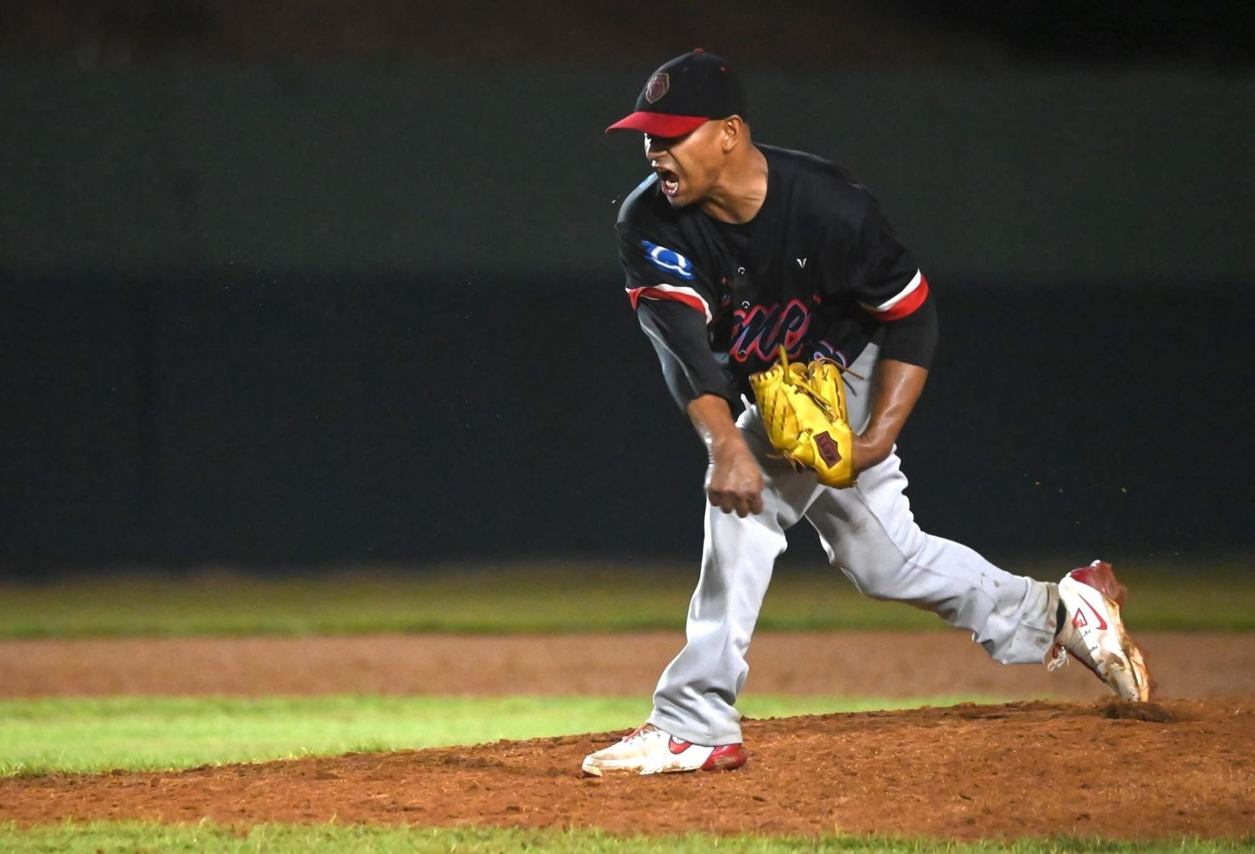 Adiel Figueroa es relevista de los Leones de Patillas.