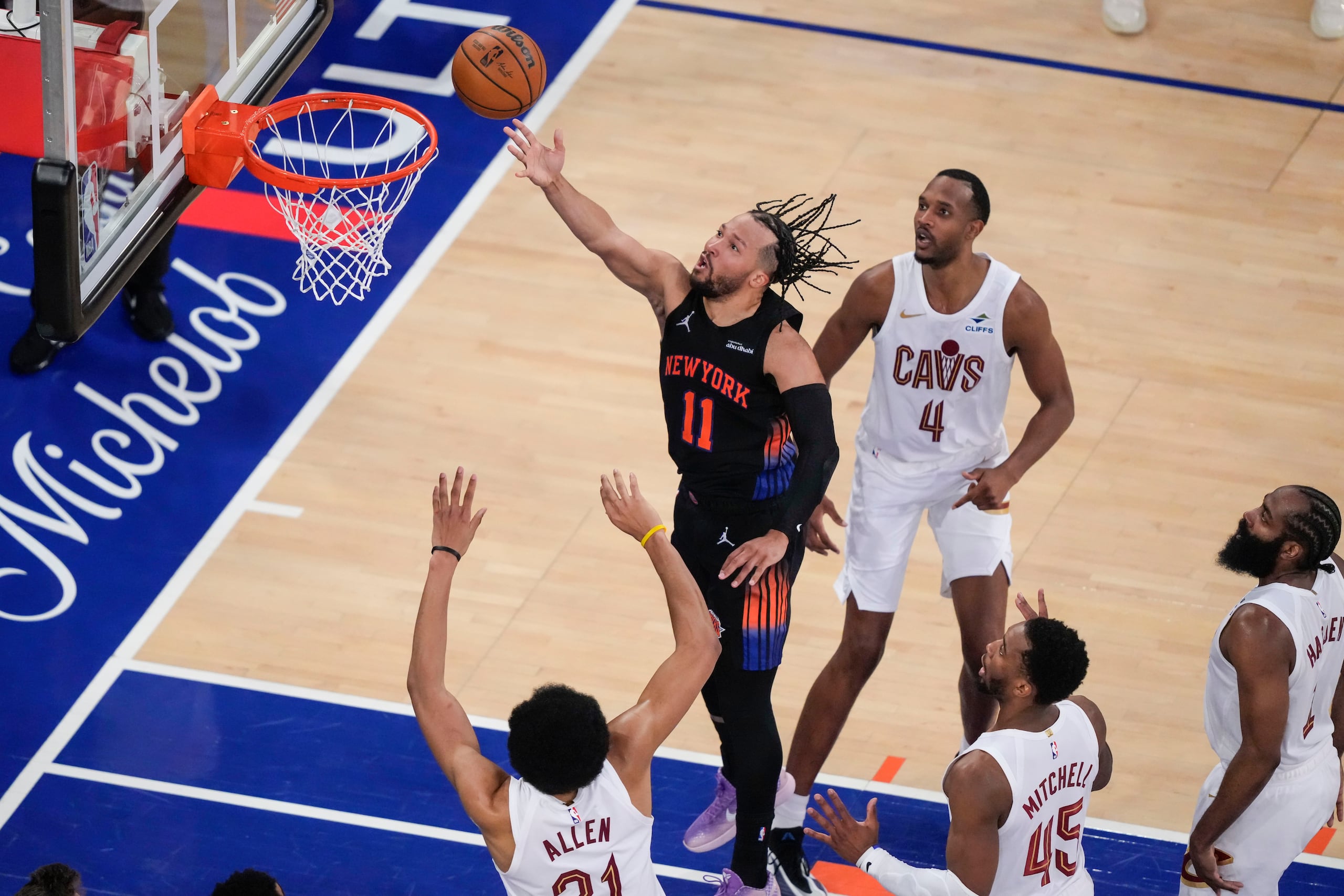 Jalen Brunson, de los Knicks de Nueva York, ataca el canasto ante la defensa de los Cavaliers de Cleveland.