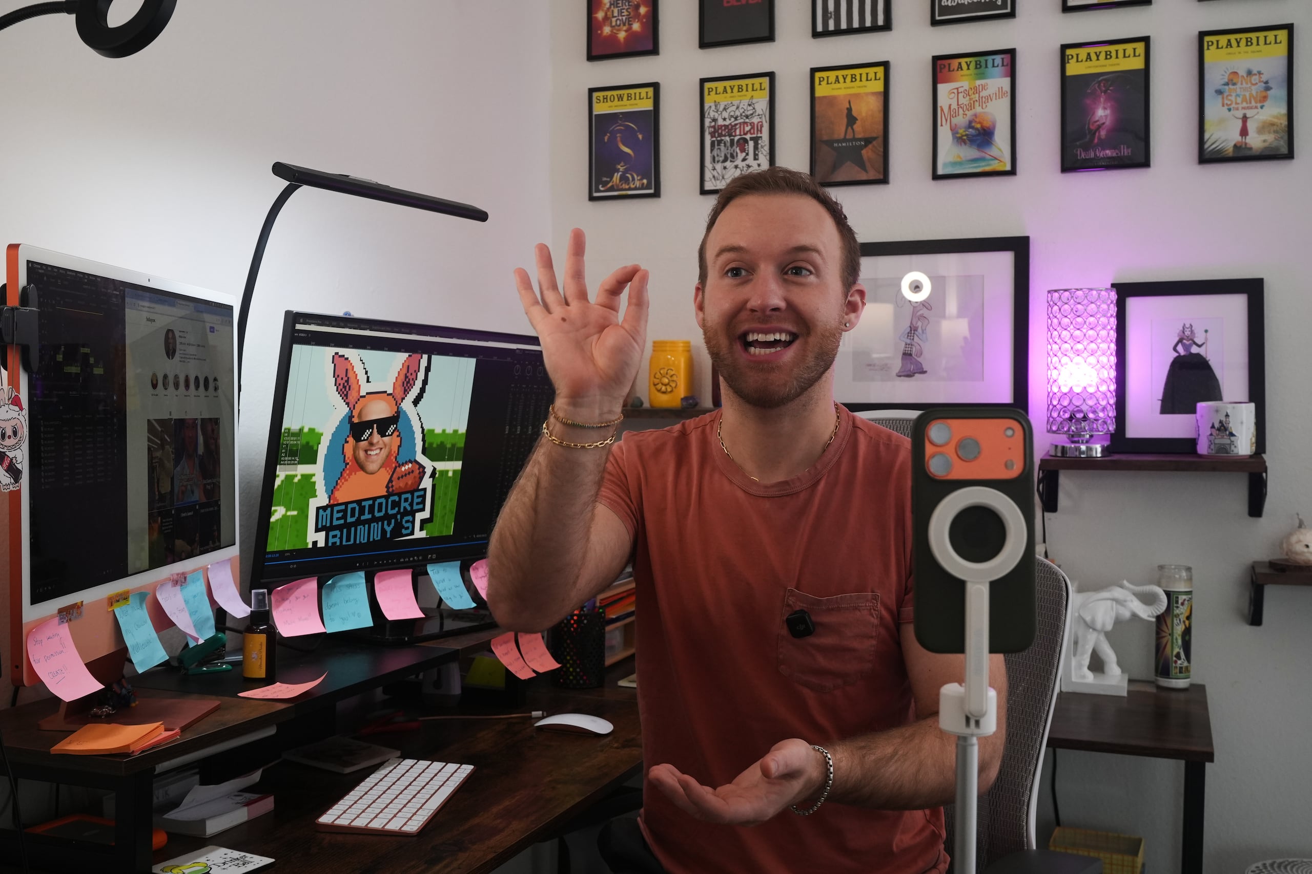 Niklaus Miller sentado frente a su computadora aprende las canciones de Bad Bunny en preparación para el espectáculo de medio tiempo del Super Bowl en su casa en la sección de Hollywood de Los Ángeles el viernes 16 de enero de 2026.