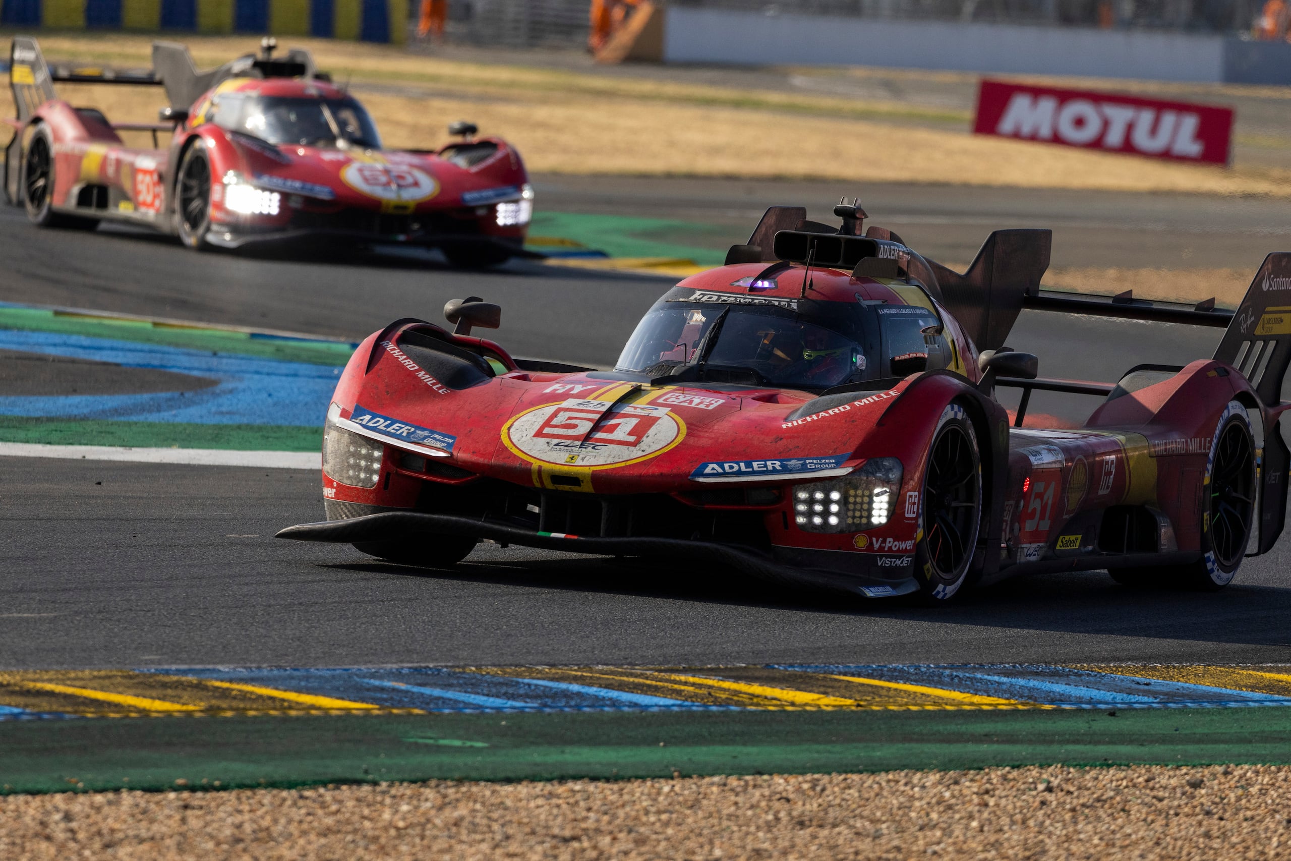 El Ferrari AF Corse, conducido por Antonio Giovinazzi, Alessandro Pier Guidi y James Calado durante las 24 Horas de Le Mans.