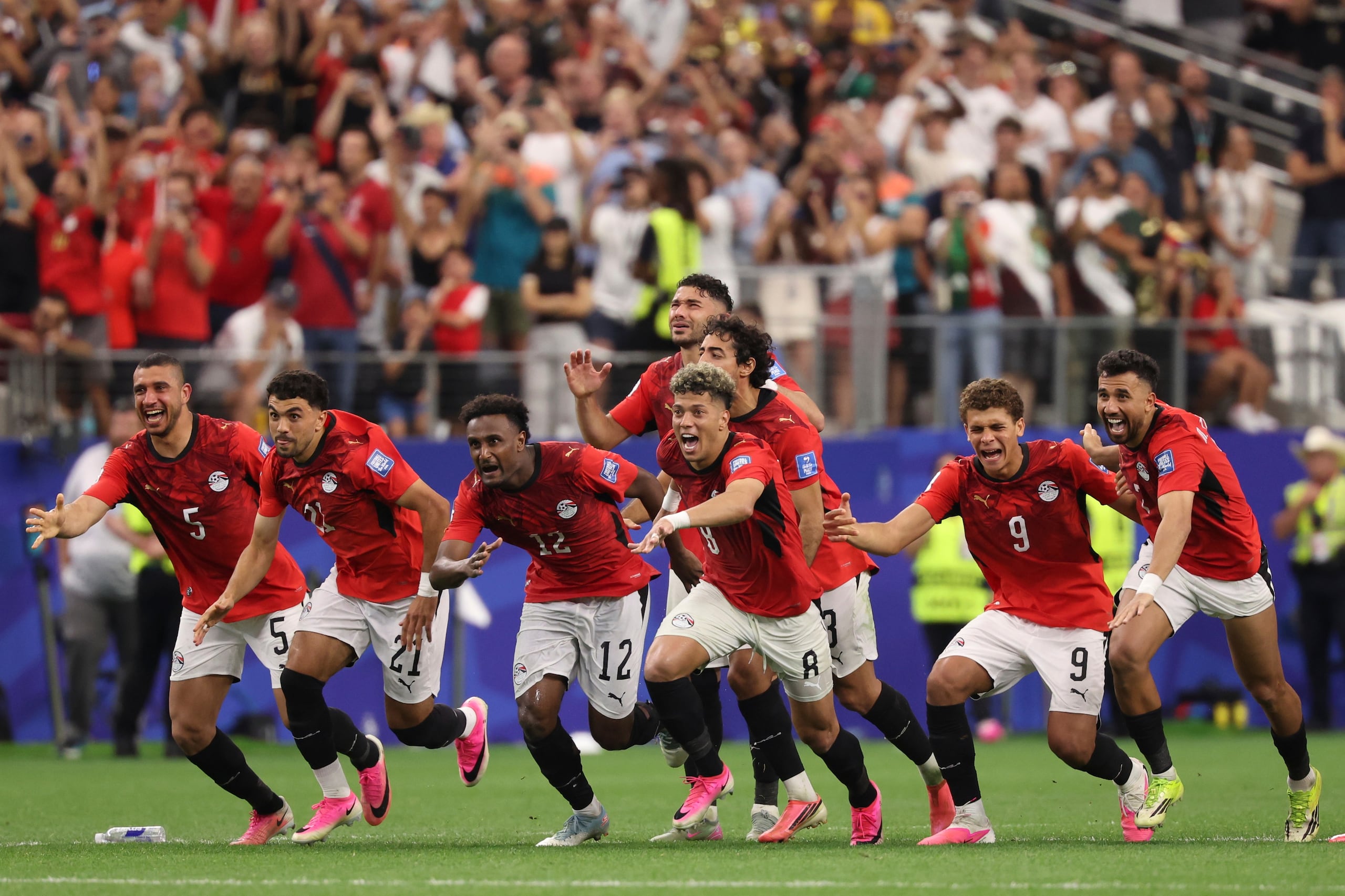 Los jugadores de Egipto salen corriendo para celebrar su victoria en tanda de penales sobre Australia esta semana, los que les adelantó a la fase octavos de final. Ahora les tocará jugar contra Argentina el martes.