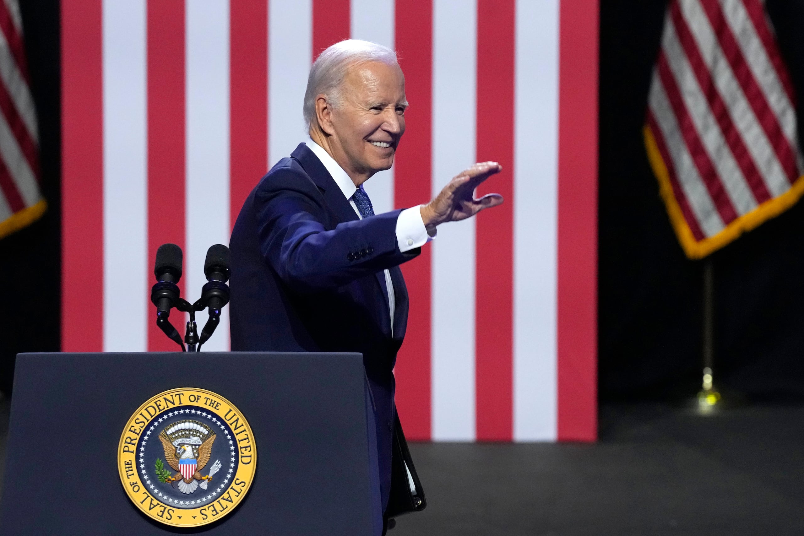 En una publicación en X (antes Twitter), Biden celebró la medida como un “progreso” en el camino hacia aliviar la carga económica de la clase media.