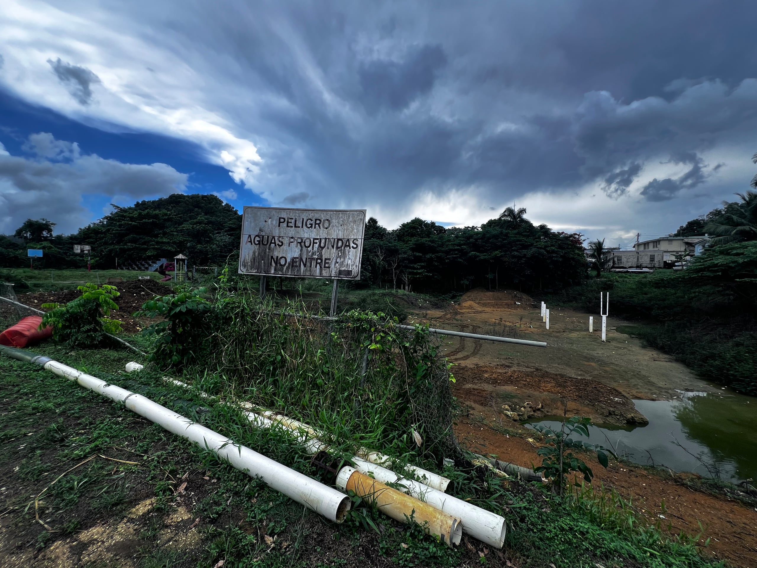 De acuerdo con el residente, administraciones de ambos partidos han prometido resolver el problema de inundaciones que durante décadas ha aquejado el sector, y no se ha hecho nada al respecto.