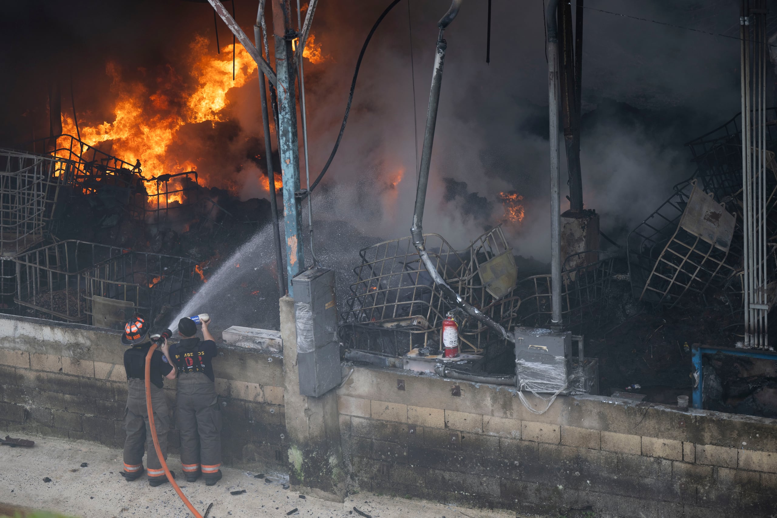 La Autoridad de Acueductos y Alcantarillados informó que varios sectores de Gurabo y Juncos podrían experimentar interrupciones o baja presión de agua debido a los ajustes operacionales implementados para abastecer la zona del incendio.