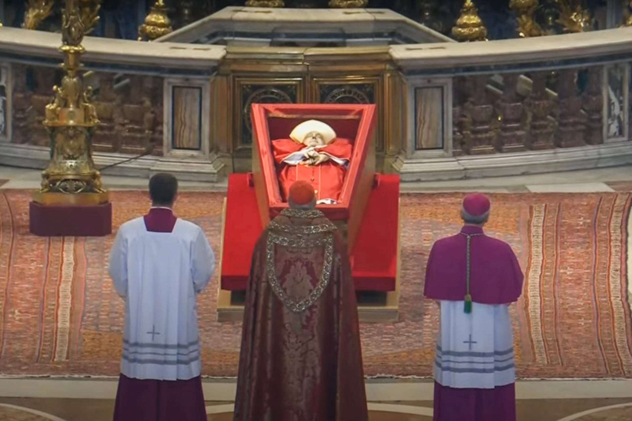 Para evitar el caos, las autoridades han desplegado un enorme protocolo de seguridad con una legión de policías, militares y efectivos de la Protección Civil que piden paciencia, marcan el ritmo de la fila en la calle o reparten agua.