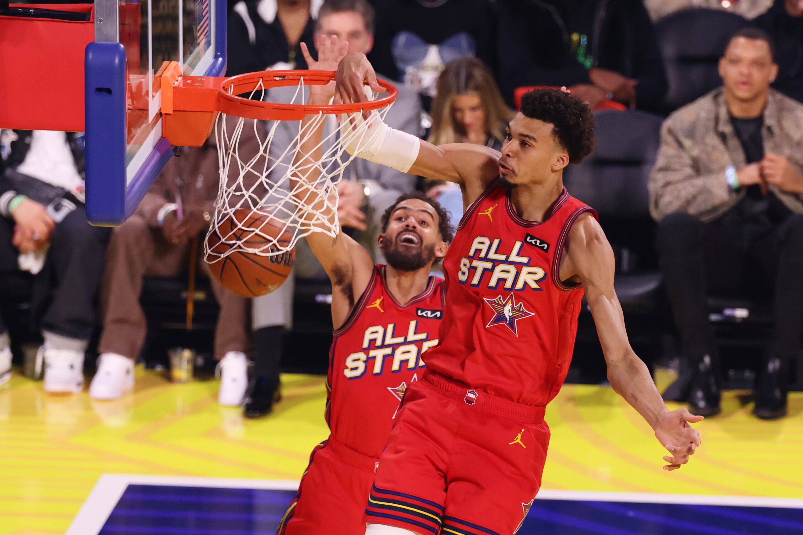 El pívot de los San Antonio Spurs, Victor Wembanyama, realiza una clavada ante su compañero Trae Young durante el partido de las estrellas de la NBA el domingo, 16 de febrero de 2025, en San Francisco.