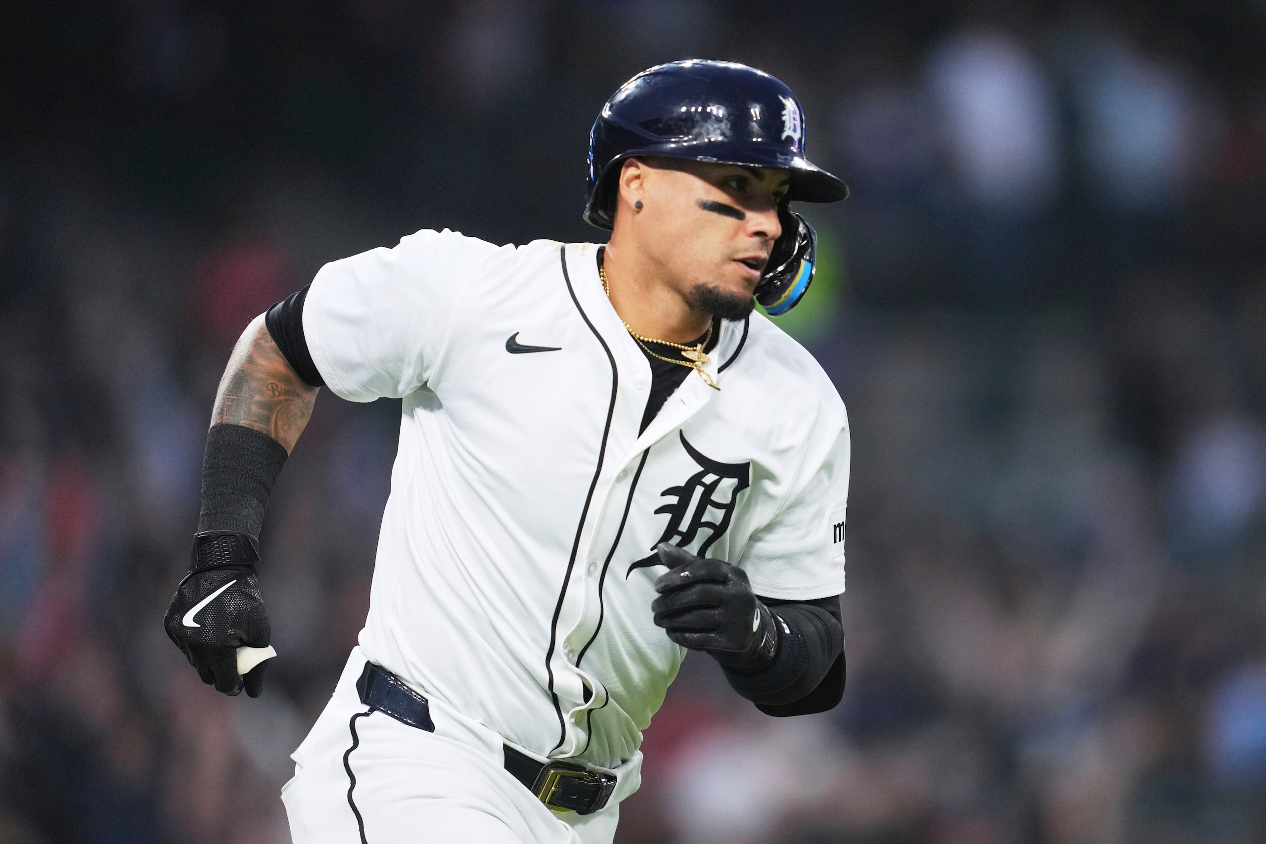 Javier Báez, de los Tigers de Detroit, corre las bases después de conectar un cuadrangular de tres carreras ante a los Red Sox de Boston.