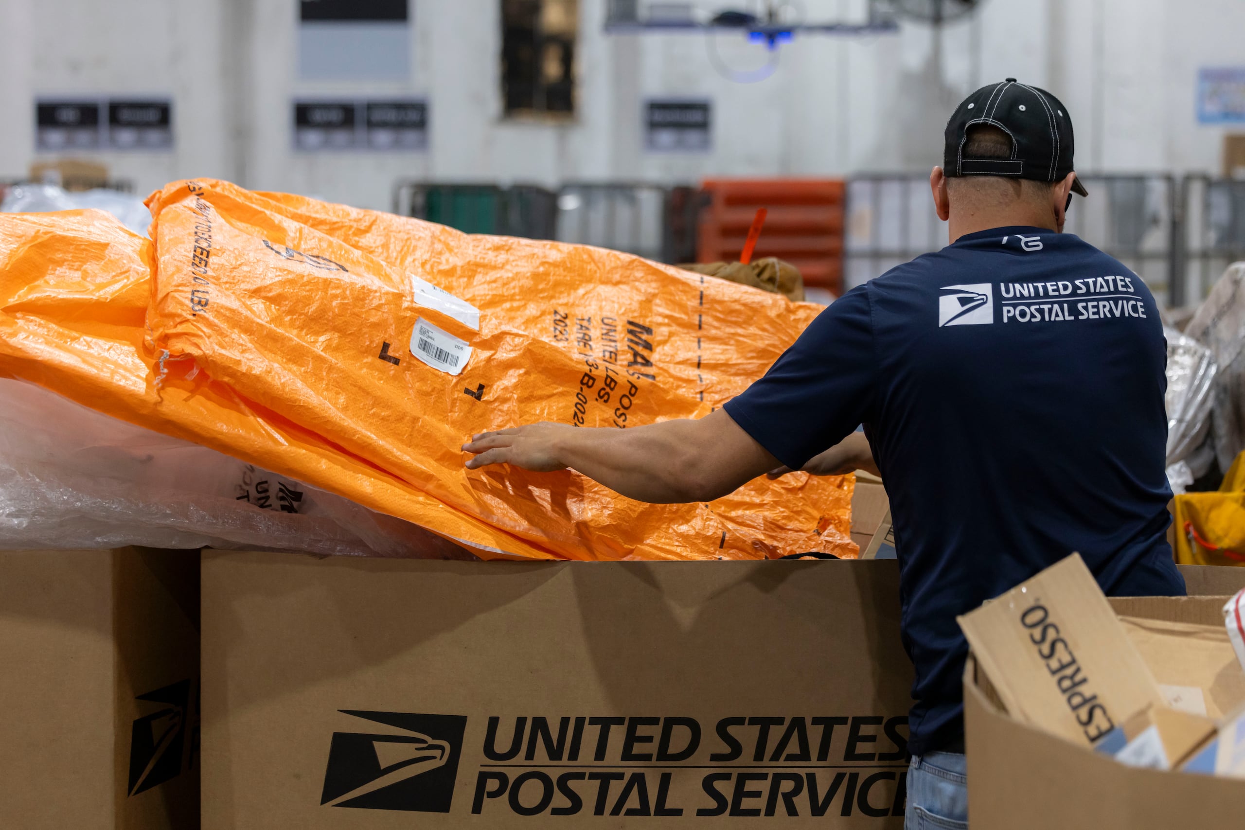 USPS no indicó una razón en un breve anuncio, pero la suspensión se anunció después de que el presidente Donald Trump cerrara esta semana la exención aduanera “de minimis” que permitía a los compradores e importadores evitar derechos sobre paquetes valorados por debajo de $800.