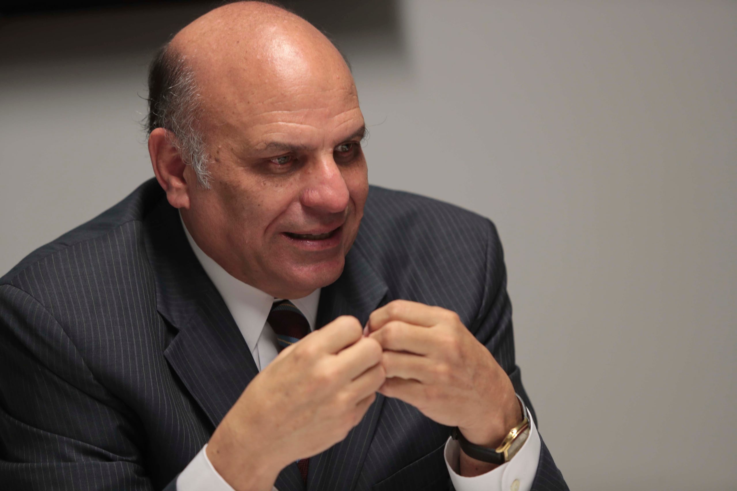 La carta de Héctor Luis Acevedo (arriba) se une a otras de líderes políticos del país que le solicitan a la gobernadora no aprobar la medida por diversas razones. (GFR Media)