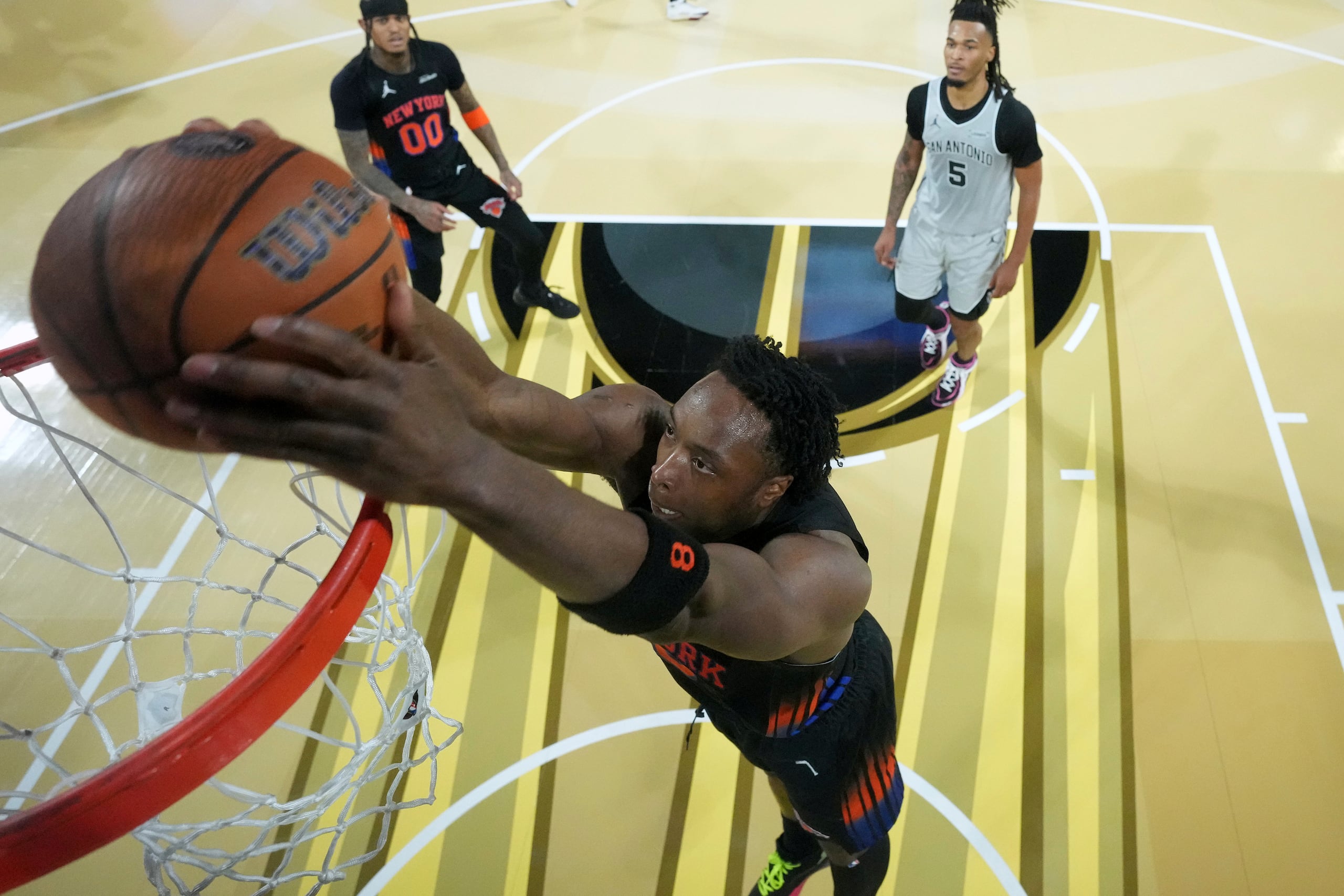 Og Anunoby, de los Knicks de Nueva York, realiza una clavada en la final de la Copa NBA ante los Spurs de San Antonio, el martes 16 de diciembre de 2025 (Kirby Lee/Pool Photo via AP)