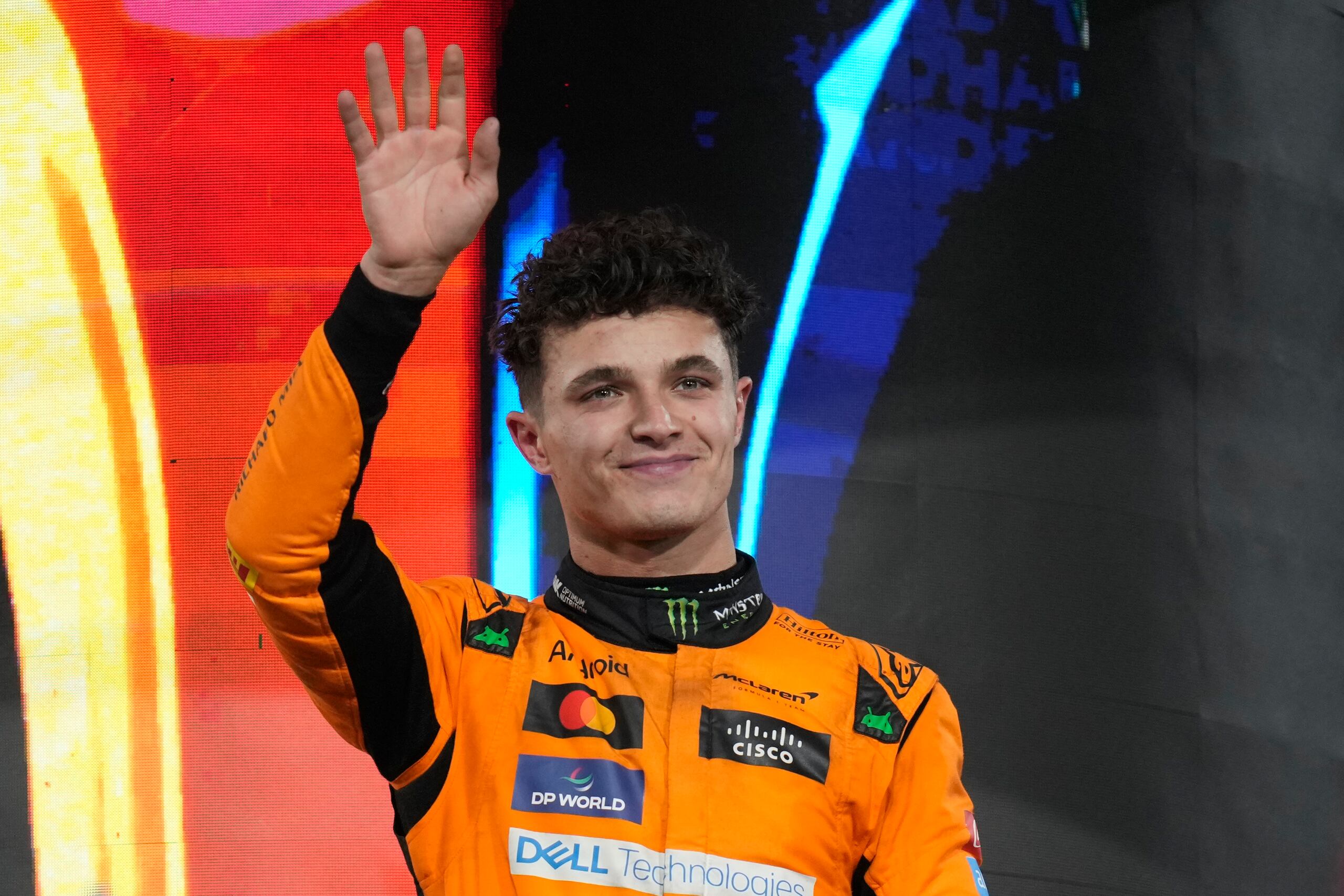El piloto británico de McLaren Lando Norris en el podio tras ganar el Gran Premio de Abu Dhabi, el 8 de diciembre del 2024.
