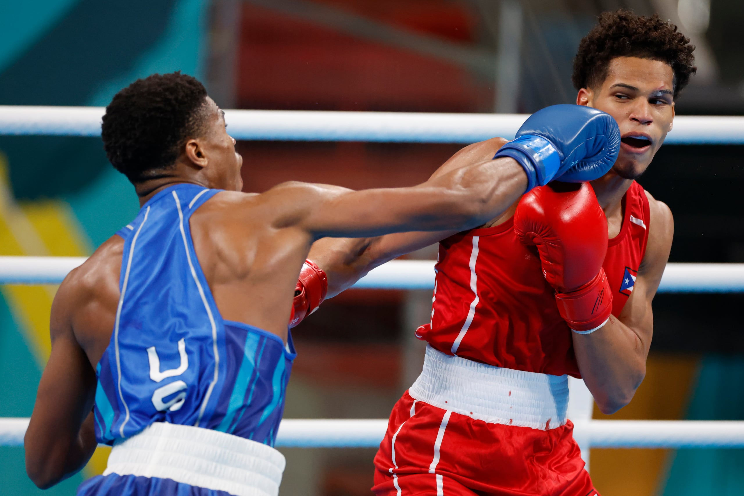 Ángel Llanos, en rojo, aparece aquí recibiendo la peor parte de un intercambio con Omari Jones.